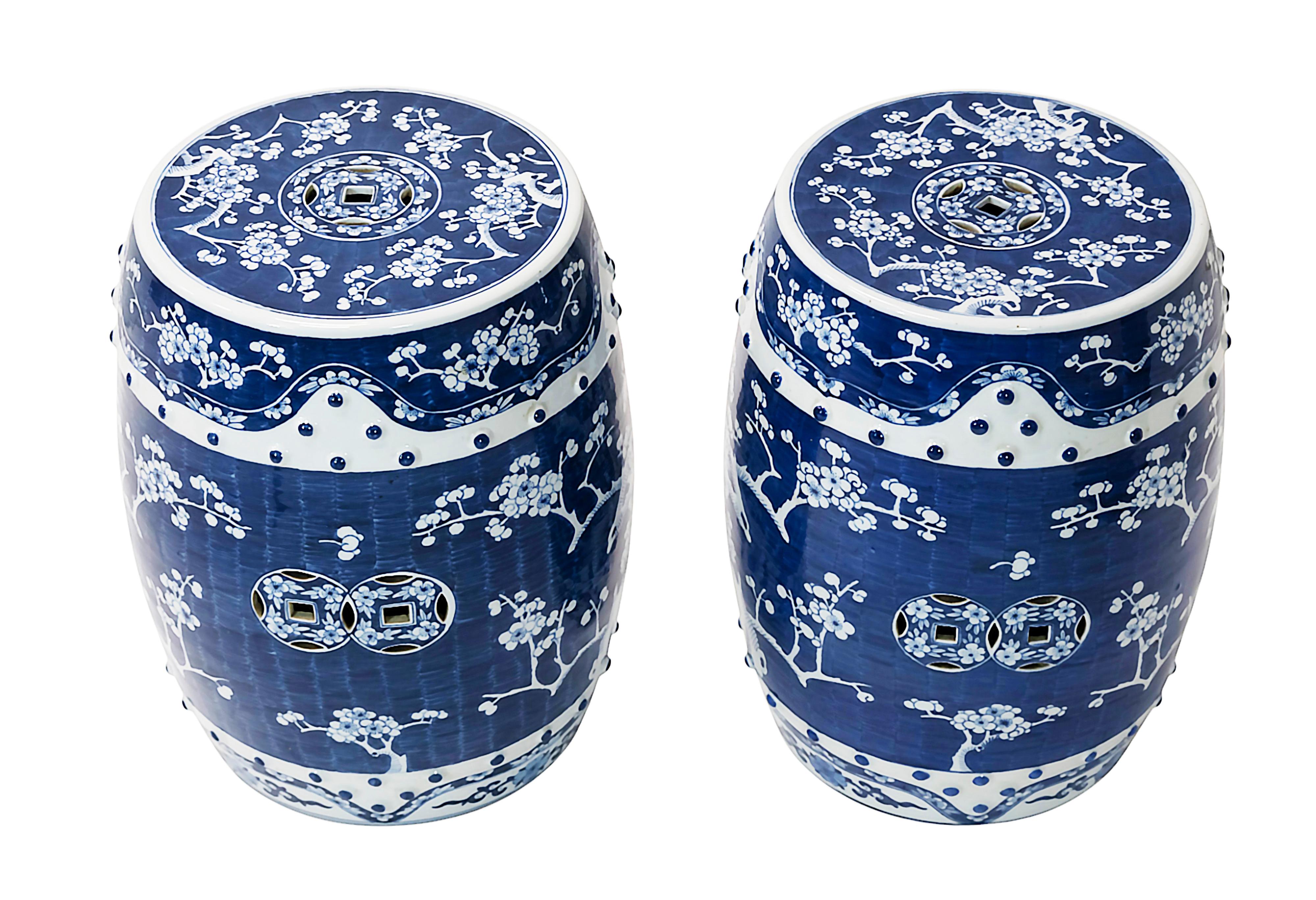 Paire de tabourets de jardin en céramique chinoise à décor peint à la main de motifs floraux bleus et blancs.
Très bon/excellent état vintage.

 