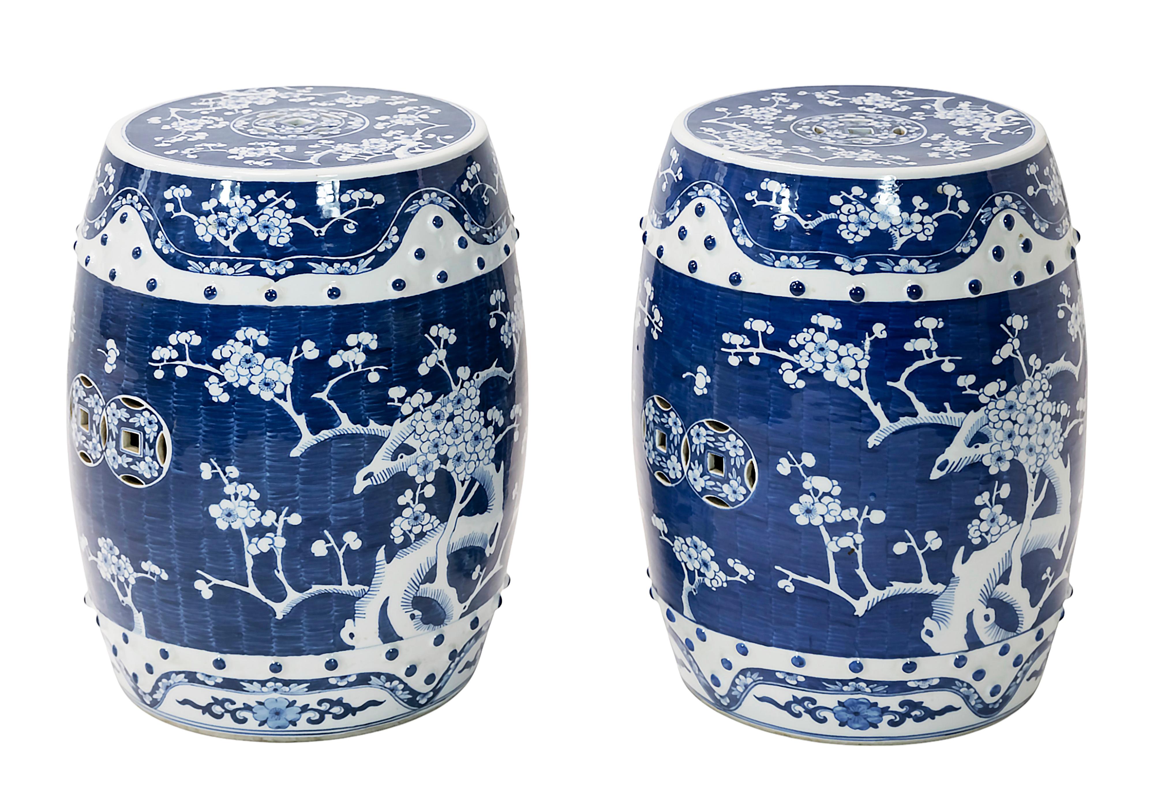 Chinois Paire de tabourets de jardin chinois en céramique peints à la main en vente