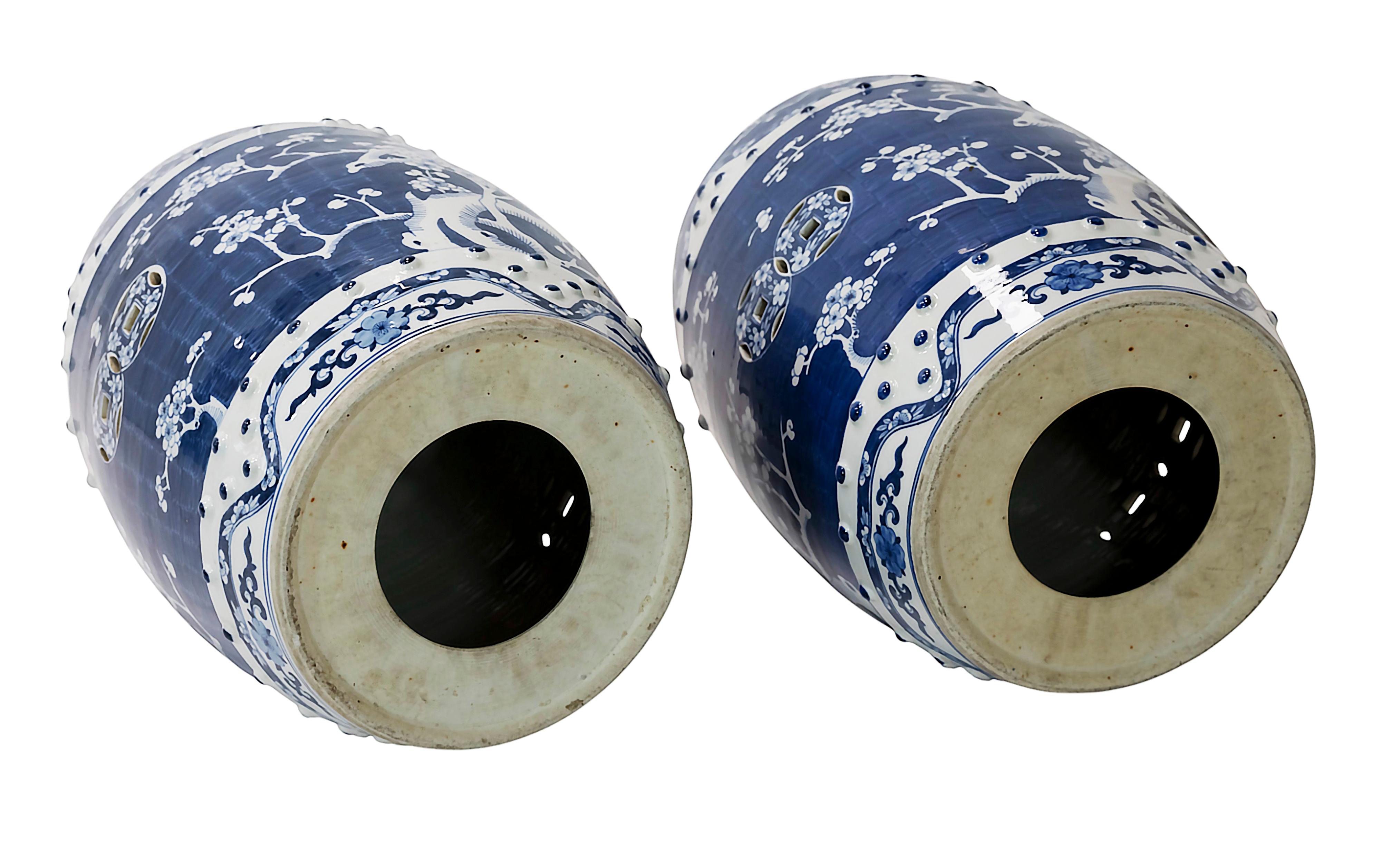 20ième siècle Paire de tabourets de jardin chinois en céramique peints à la main en vente