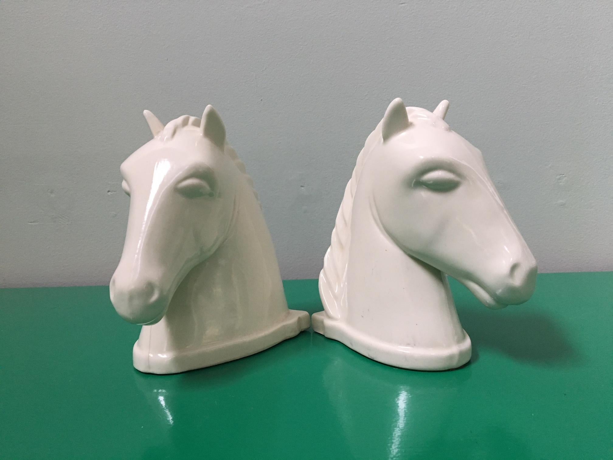 Ein Paar Pferdekopf-Buchstützen aus Keramik von Abingdon:: USA. Jede ist 6::5
