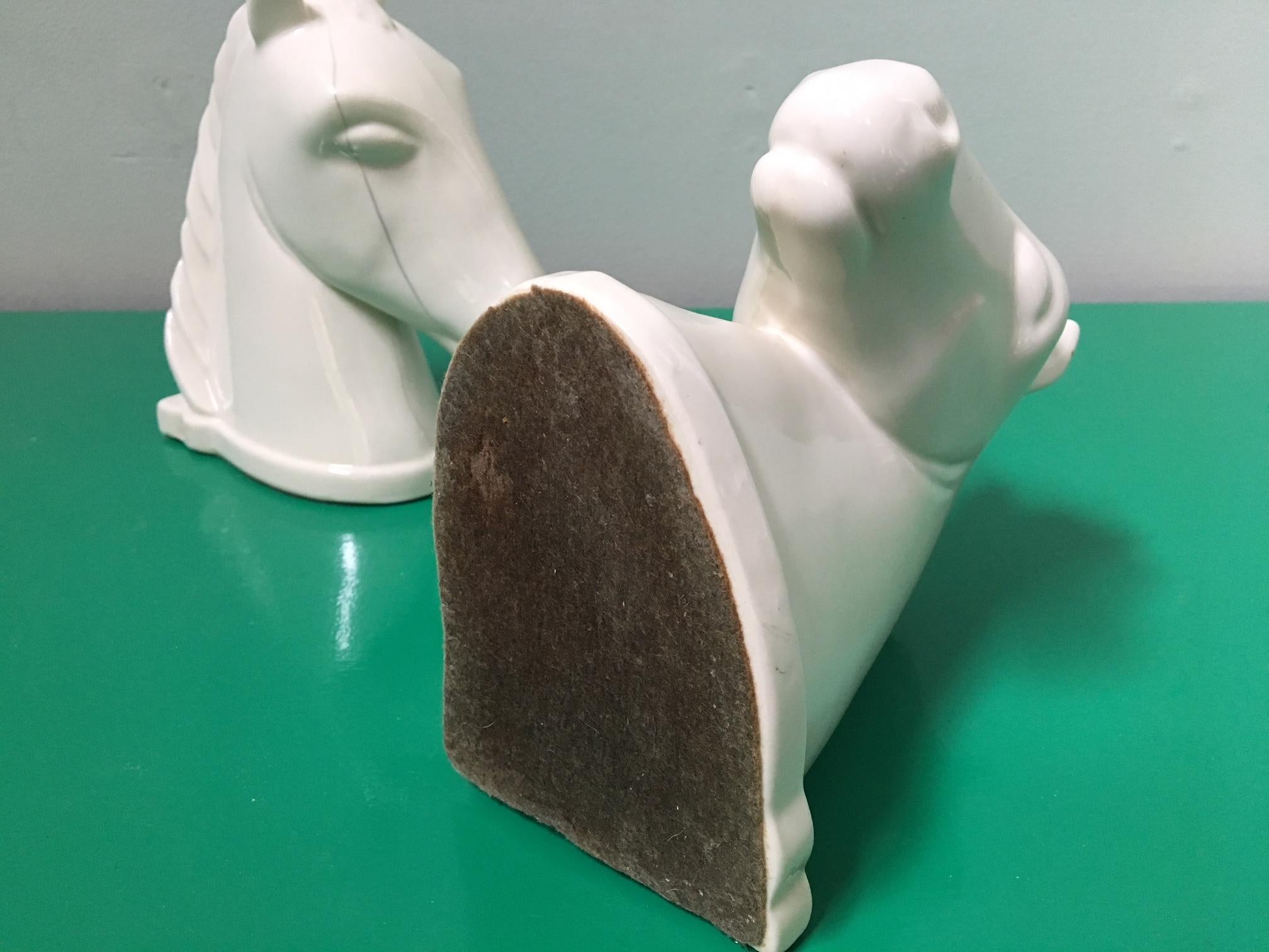 Paar keramische Pferdekopf-Buchstützen (Keramik)