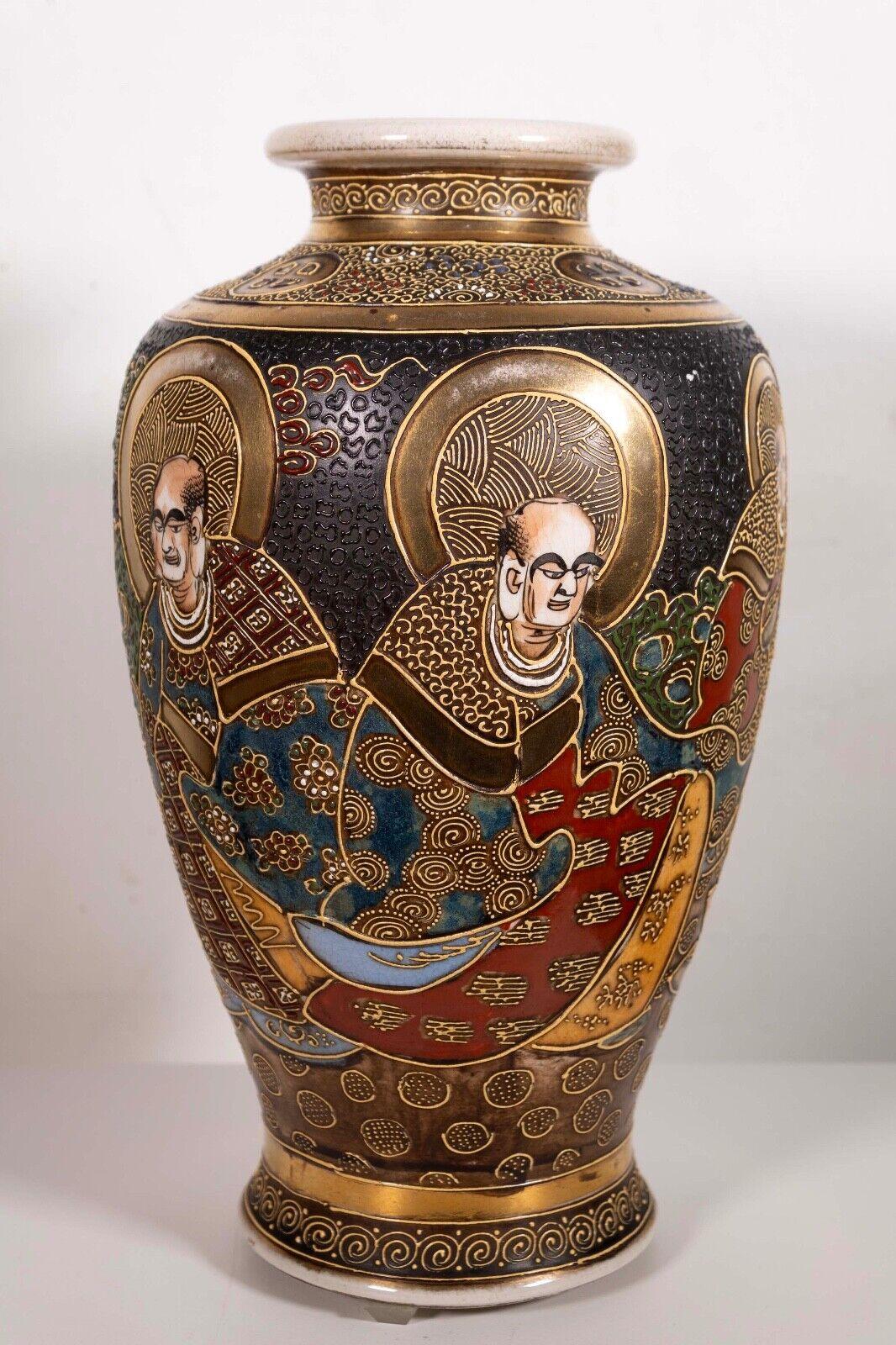 Cette paire exquise de vases japonais en céramique Satsuma Moriage présente un captivant motif Immortel, peint à la main de manière experte avec des détails complexes. La technique du Moriage, connue pour ses décorations en émail en relief, rehausse