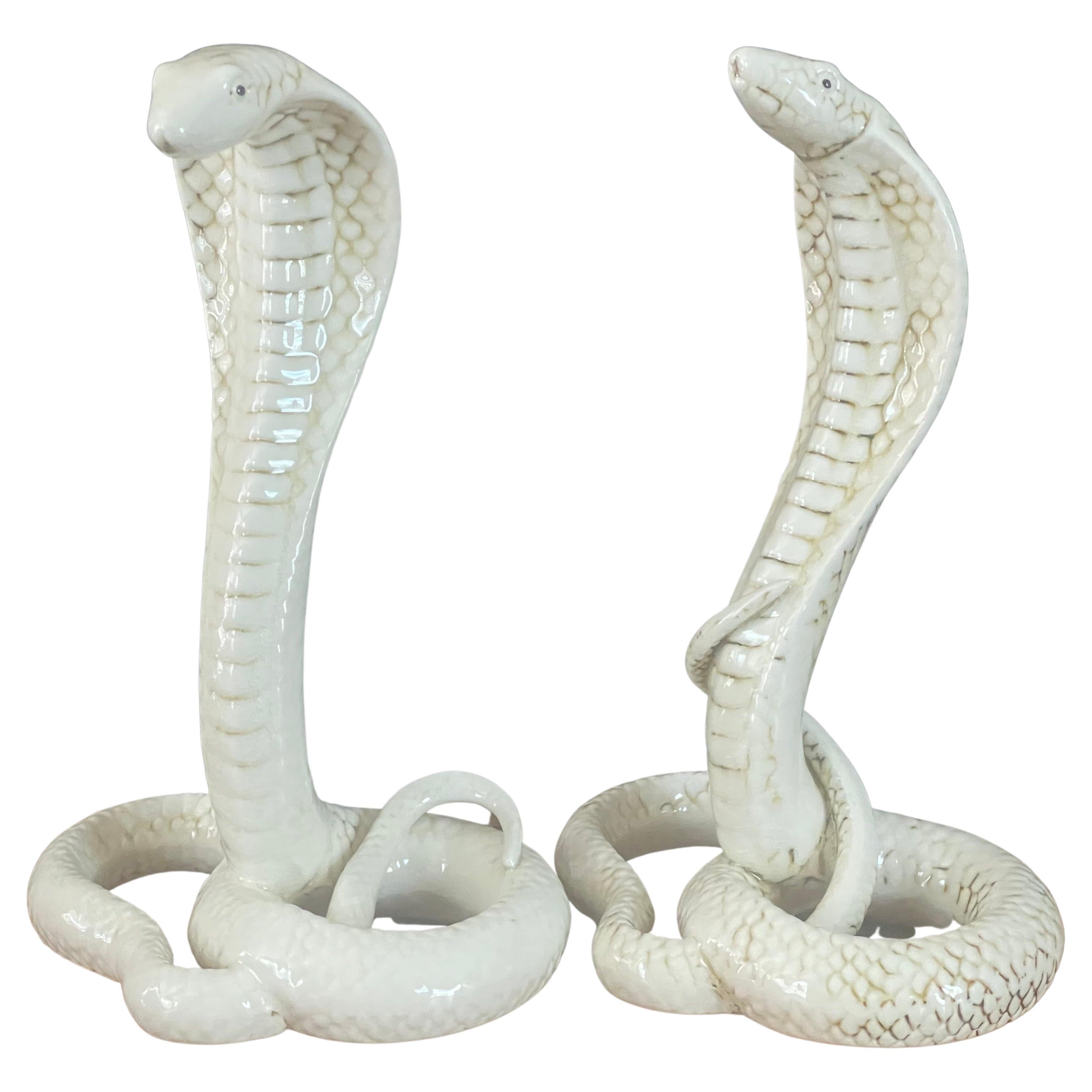 Ein fabelhaftes Paar keramischer Königskobra-Schlangenskulpturen, circa 1970er Jahre. Die Kobras sind in sehr gutem Vintage-Zustand ohne Chips oder Risse und messen 7,5 