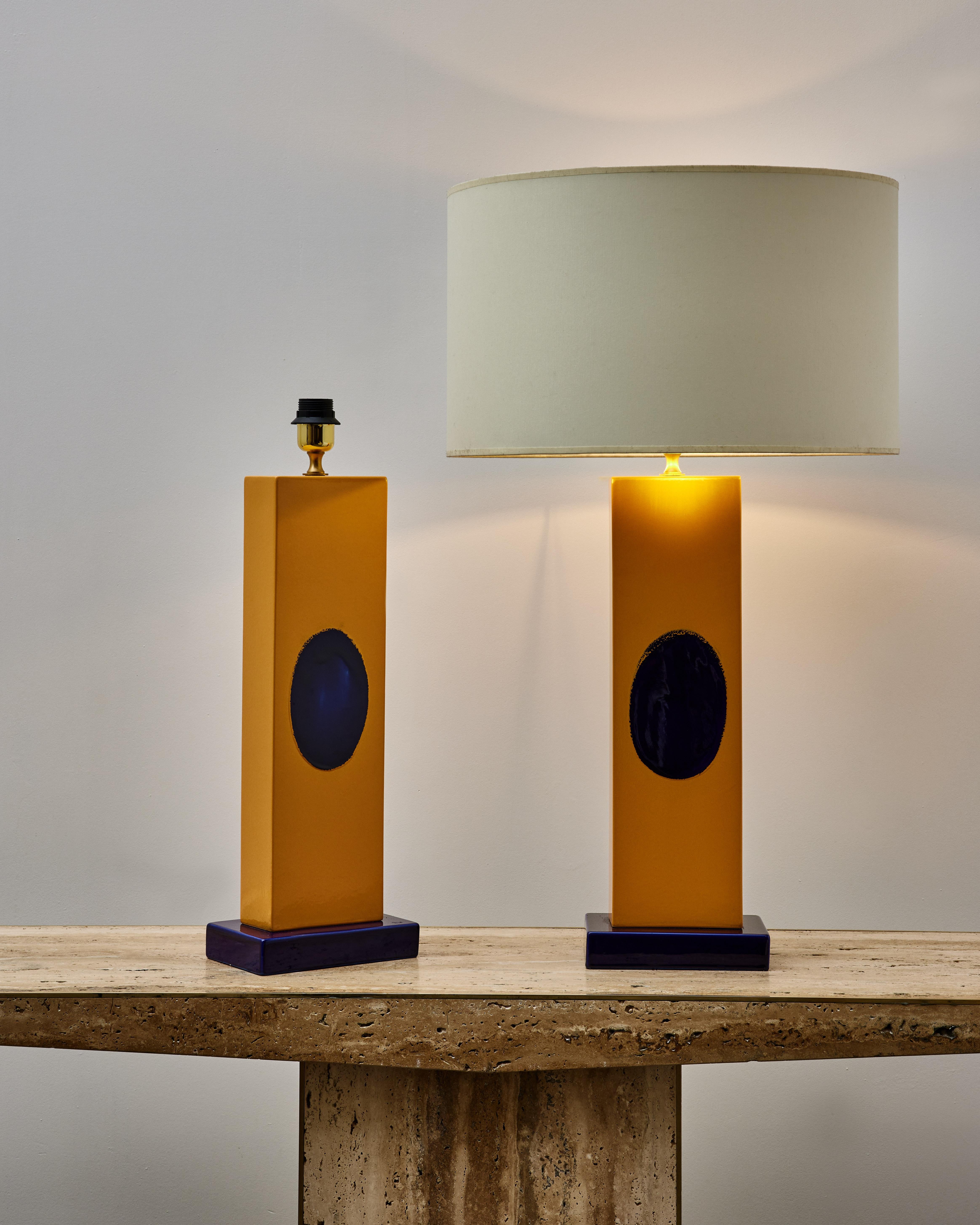 Elegant pair of vintage table lamps in painted ceramic.
Restored and rewired. 
Italy, 1980s.