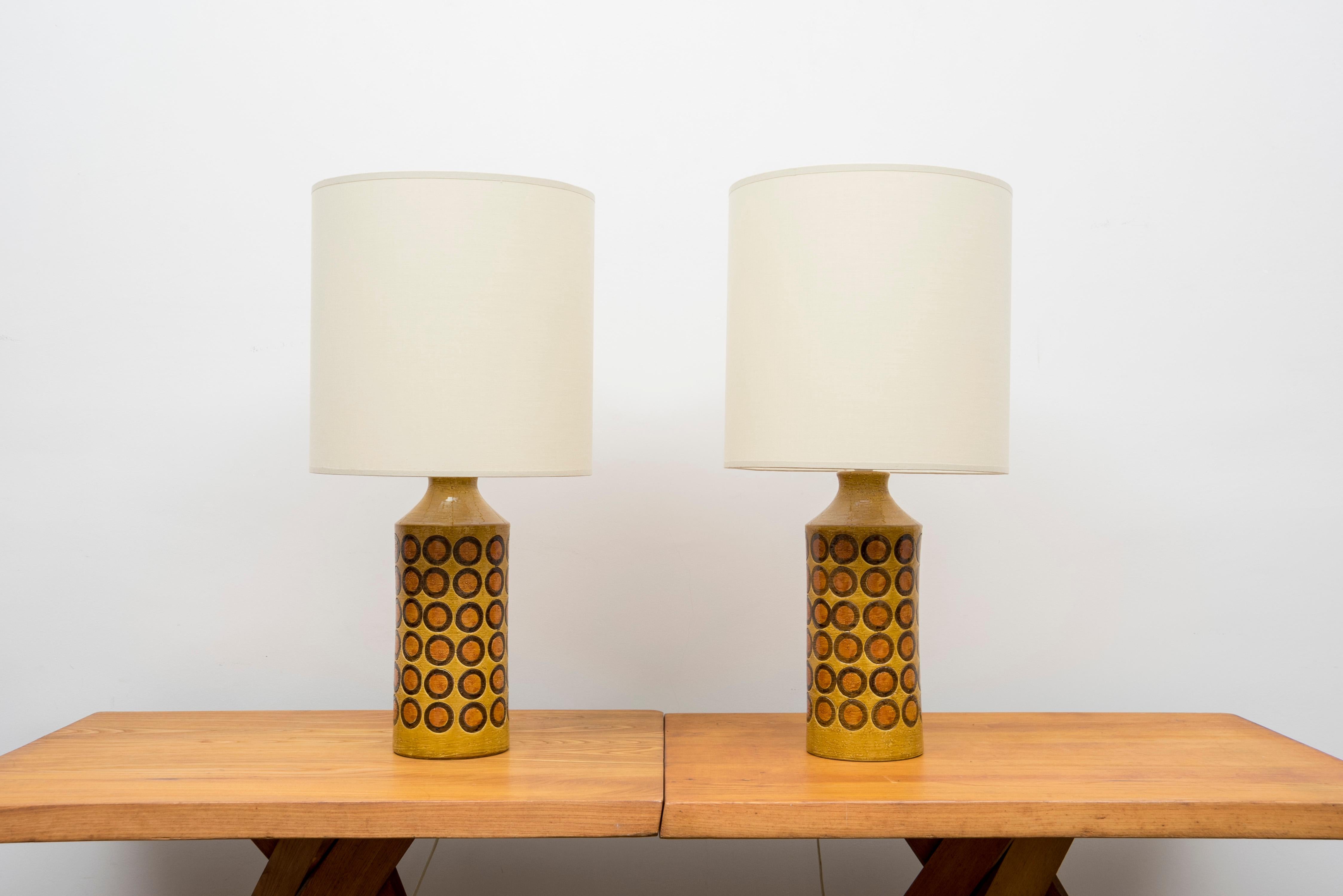 Pair of cylindrical table lamps,
Enamelled ceramic
Produced by Bitossi for the Swedish market
With label: made in Italy and reference number
Bitossi, Italy circa 1970.