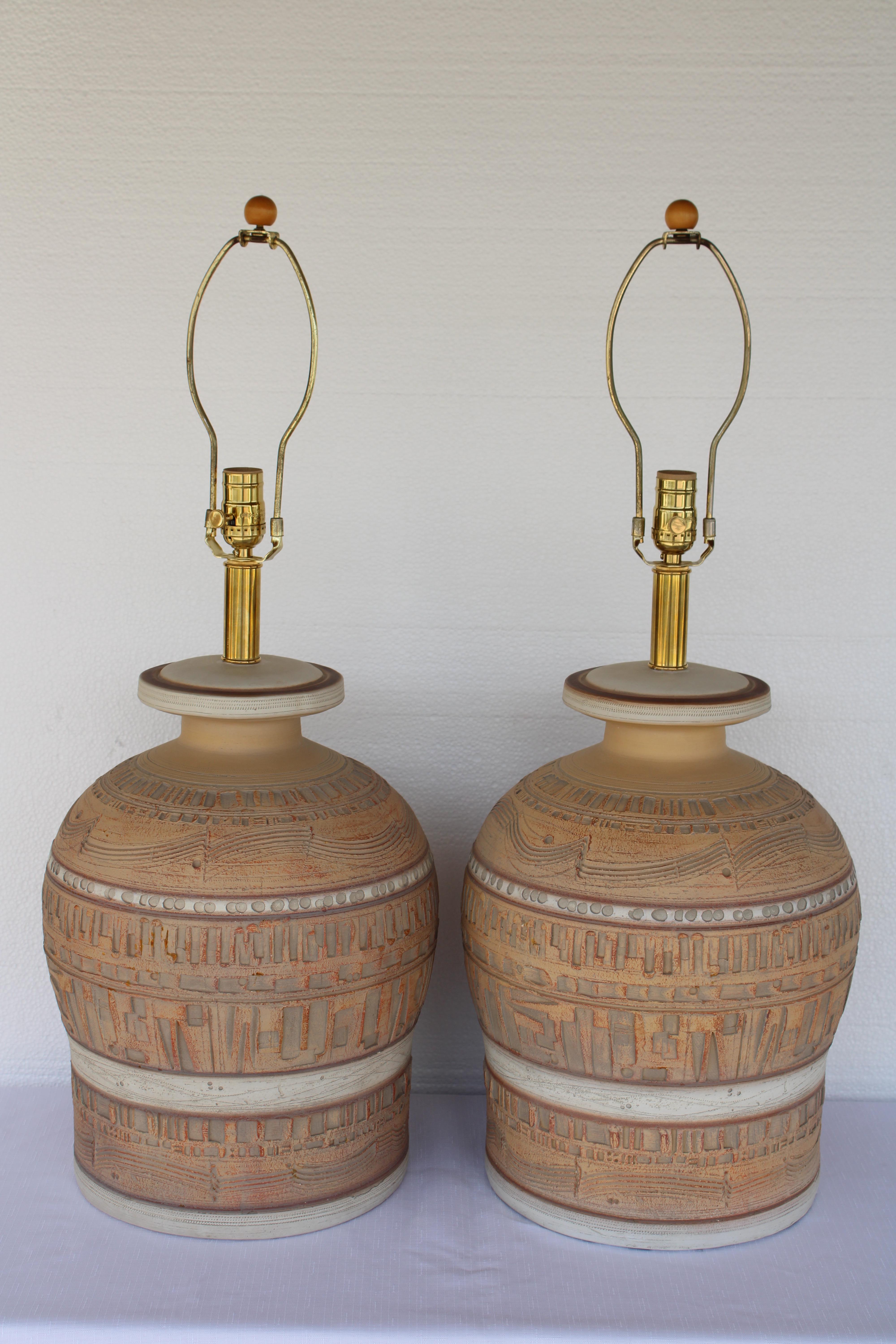 Ein Paar Keramik-Tischlampen von Casual Lamps of California, 1979.  Die Lampen sind vom Sockel bis zur Unterseite der Fassung 20,5