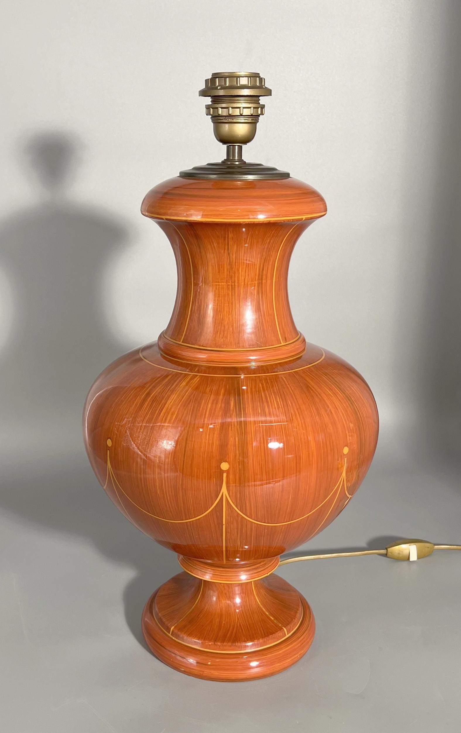 Dos lámparas de mesa de cerámica pintadas en trampantojo de madera, decoradas con un filete arabesco al estilo Applewhite. Firmado debajo de la base.

Historia

Fundada en 1947, la Maison Jean Roger es conocida en todo el mundo por su exquisita y