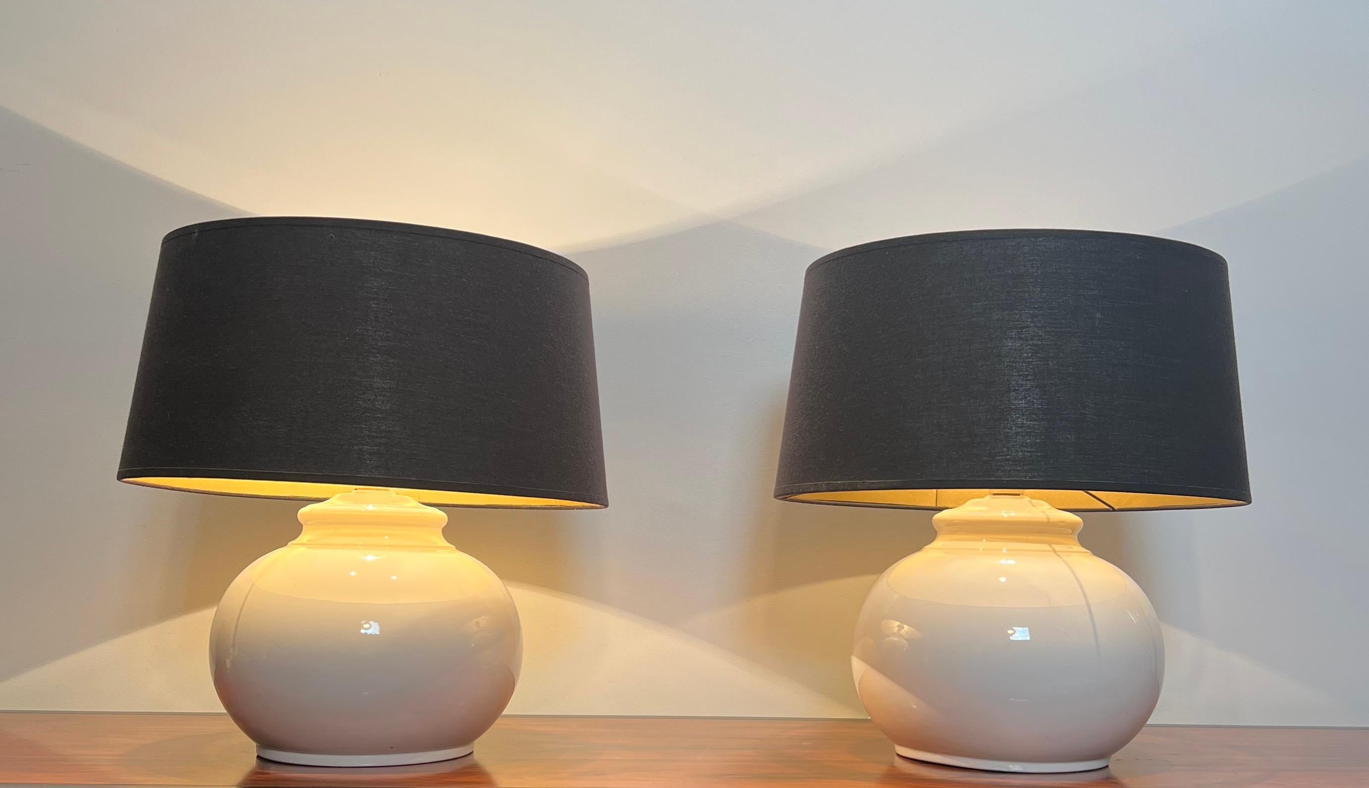 This nice pair of lamps is made of white ceramic. This is a French work. Circa 1970