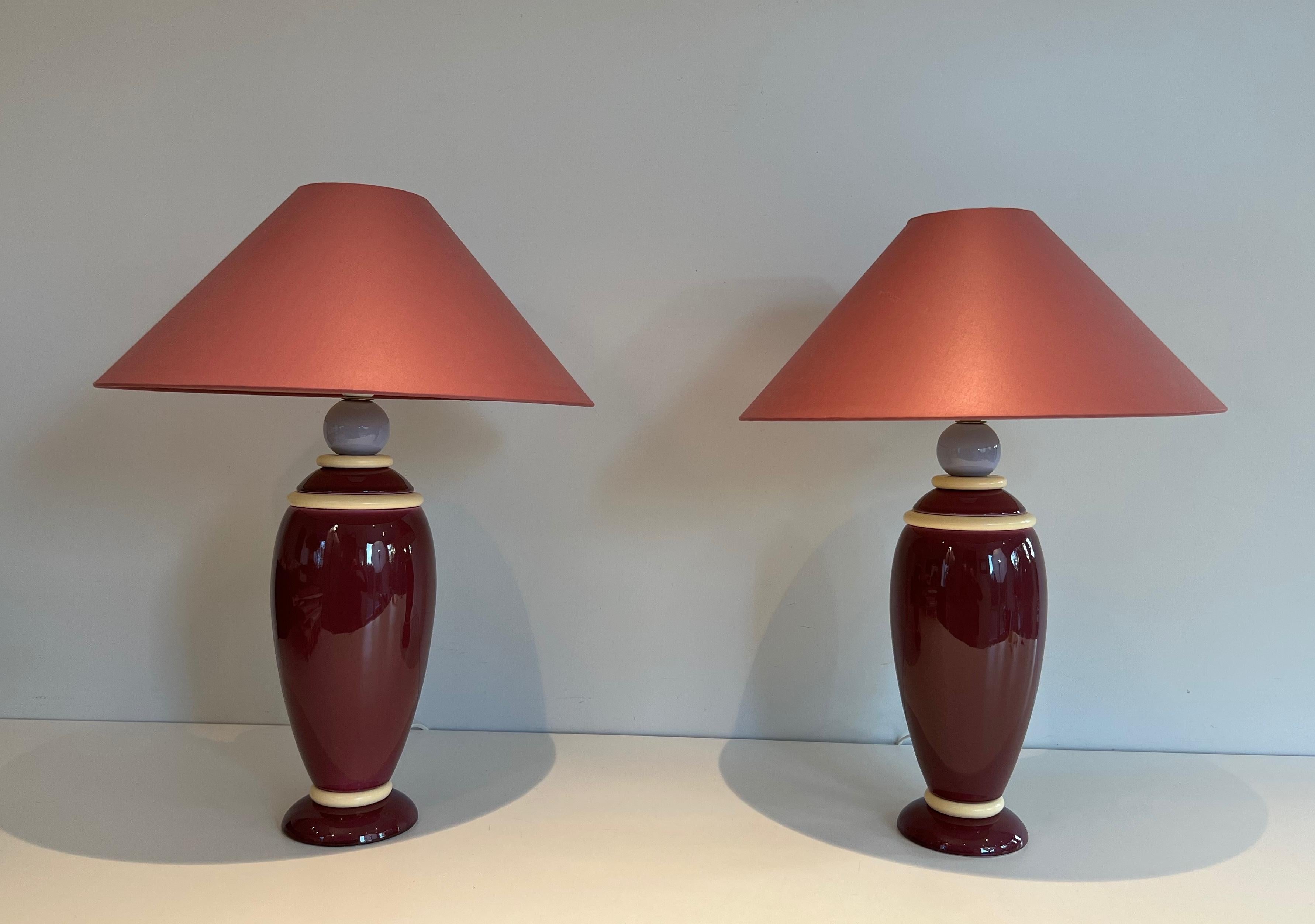 Paire de lampes en céramique rose et crème en vente 12