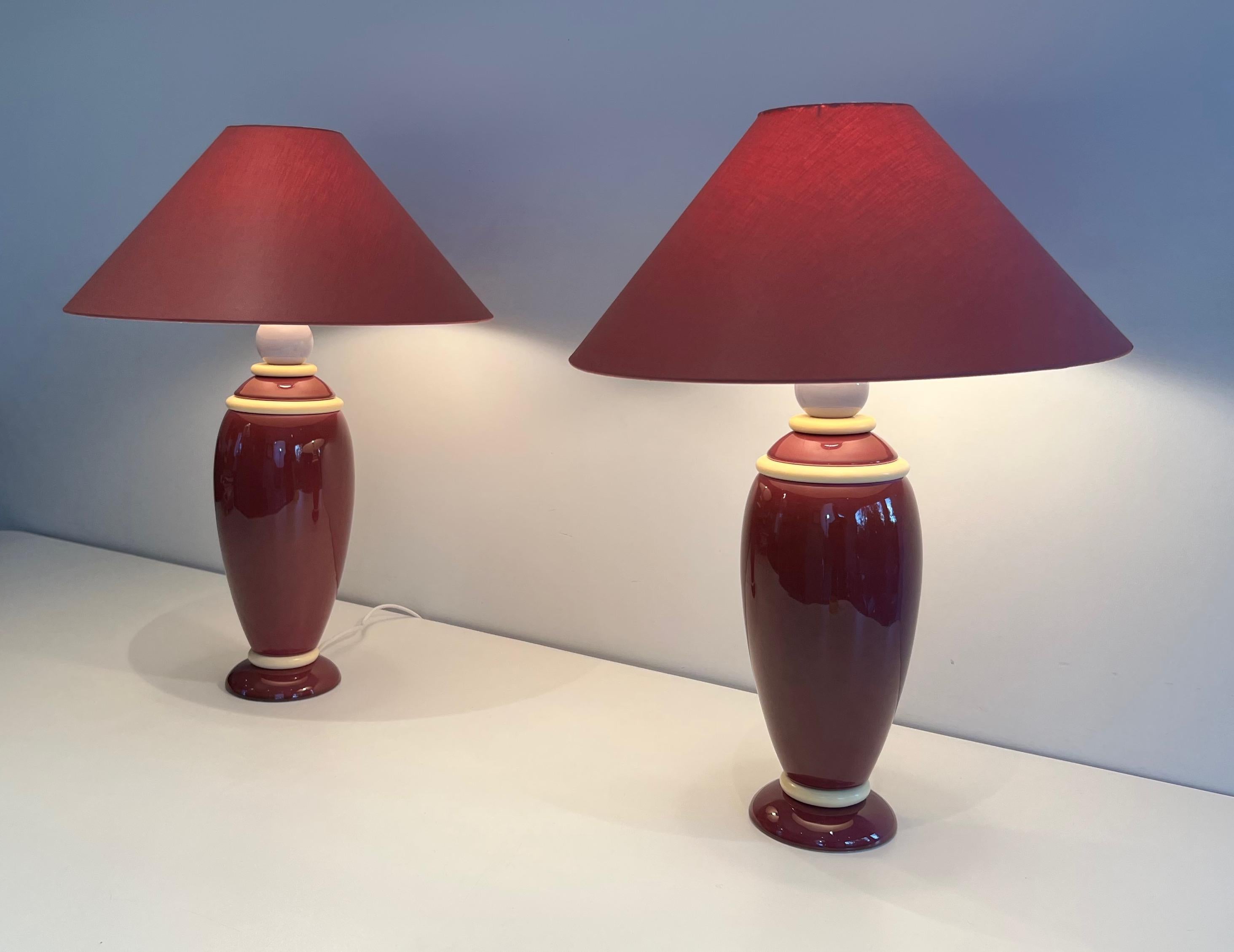 Cette jolie paire de lampes est fabriquée en céramique dans les tons rose et crème. Il s'agit d'un ouvrage français. Circa 1970