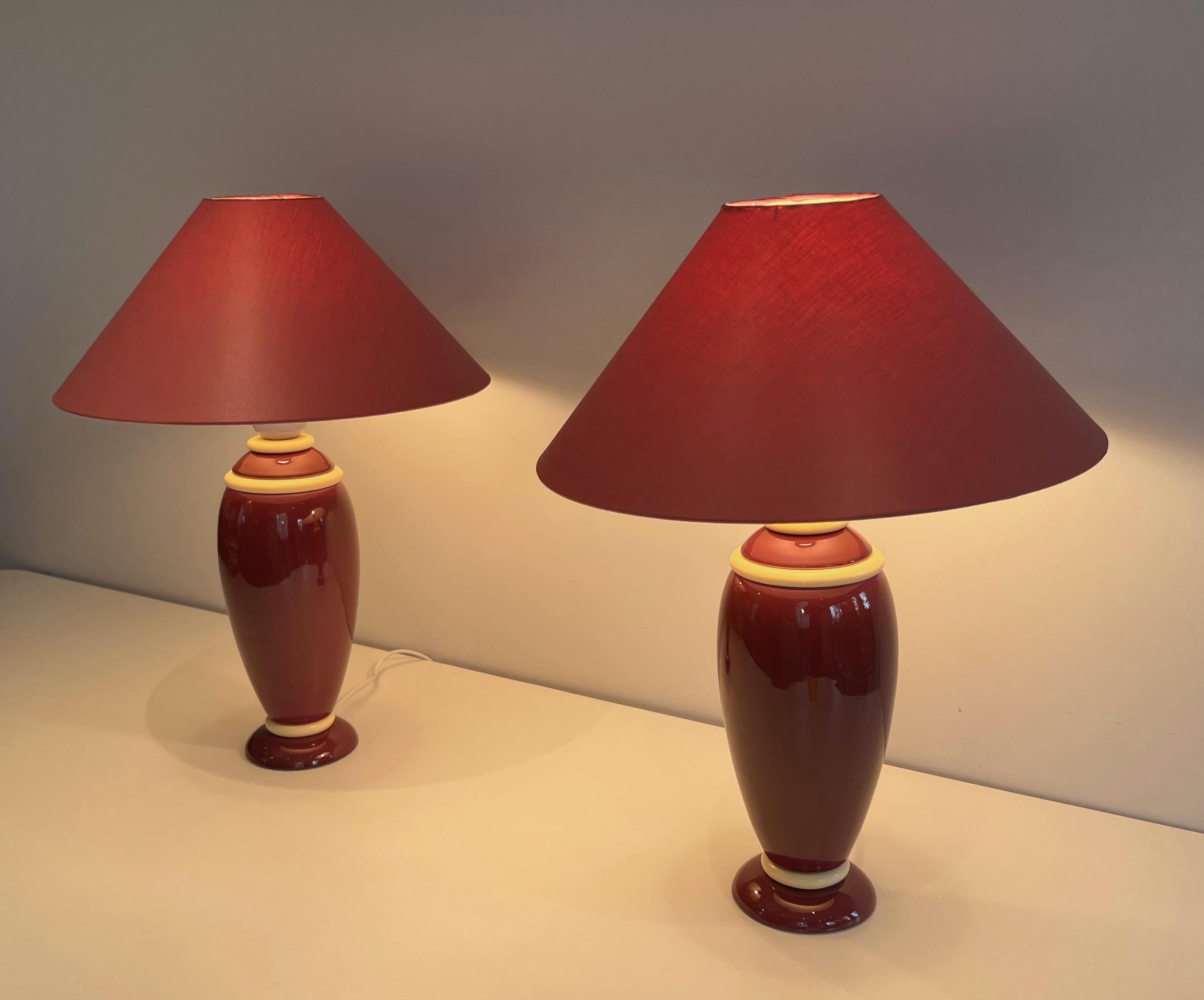 Paire de lampes en céramique rose et crème en vente 13