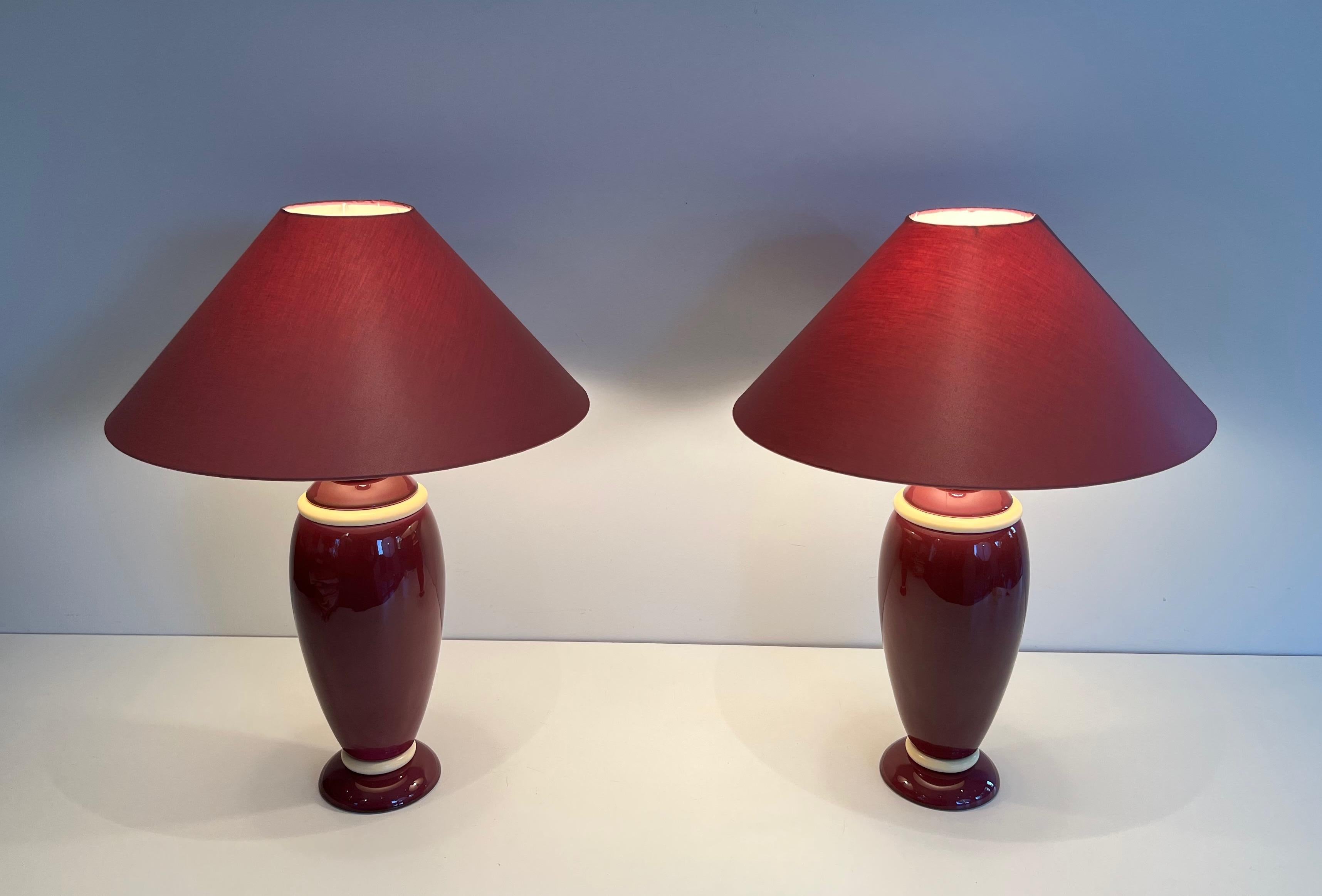 Mid-Century Modern Paire de lampes en céramique rose et crème en vente