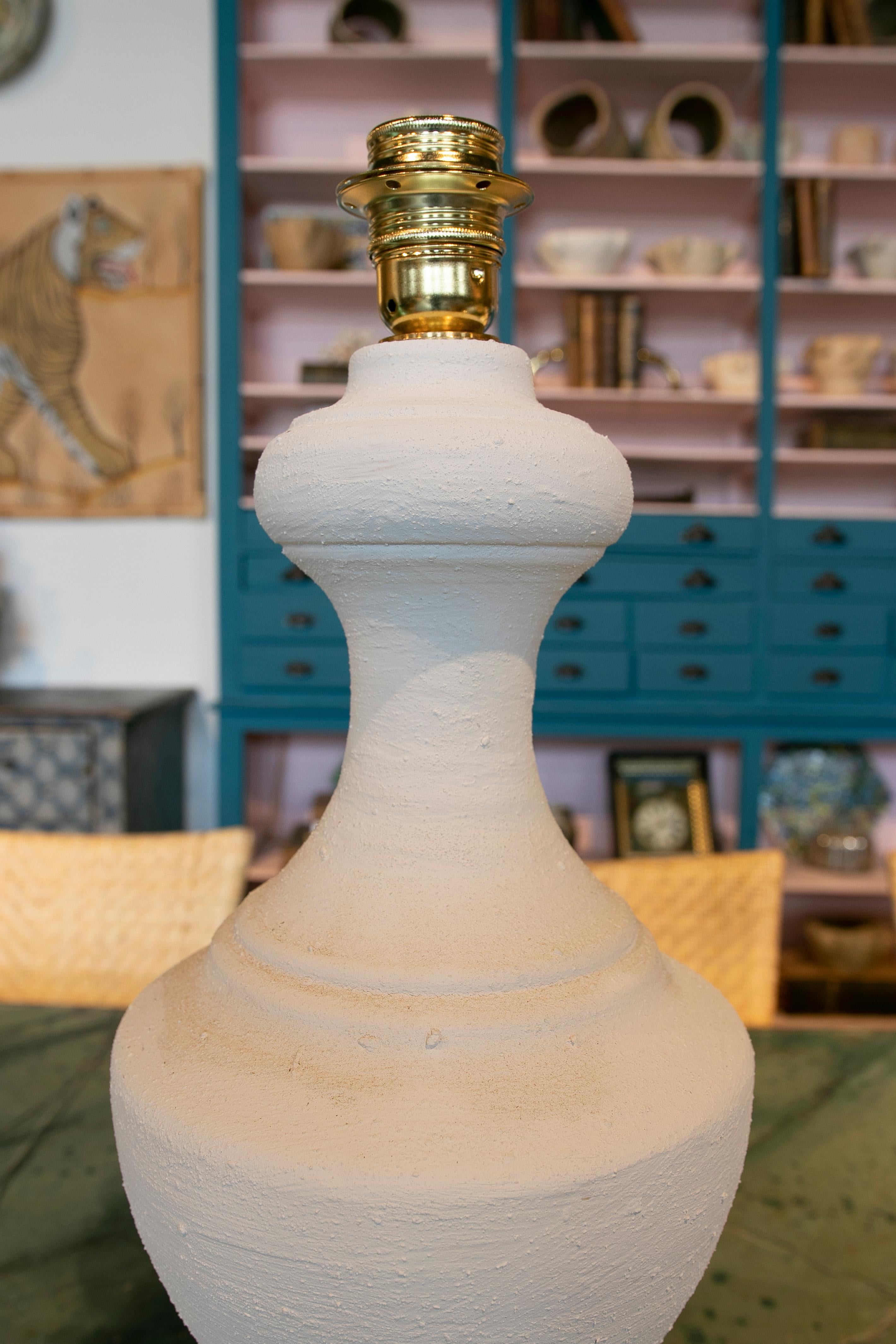 Paar Keramiklampen mit weißer Jabelga-Bemalung im Angebot 4