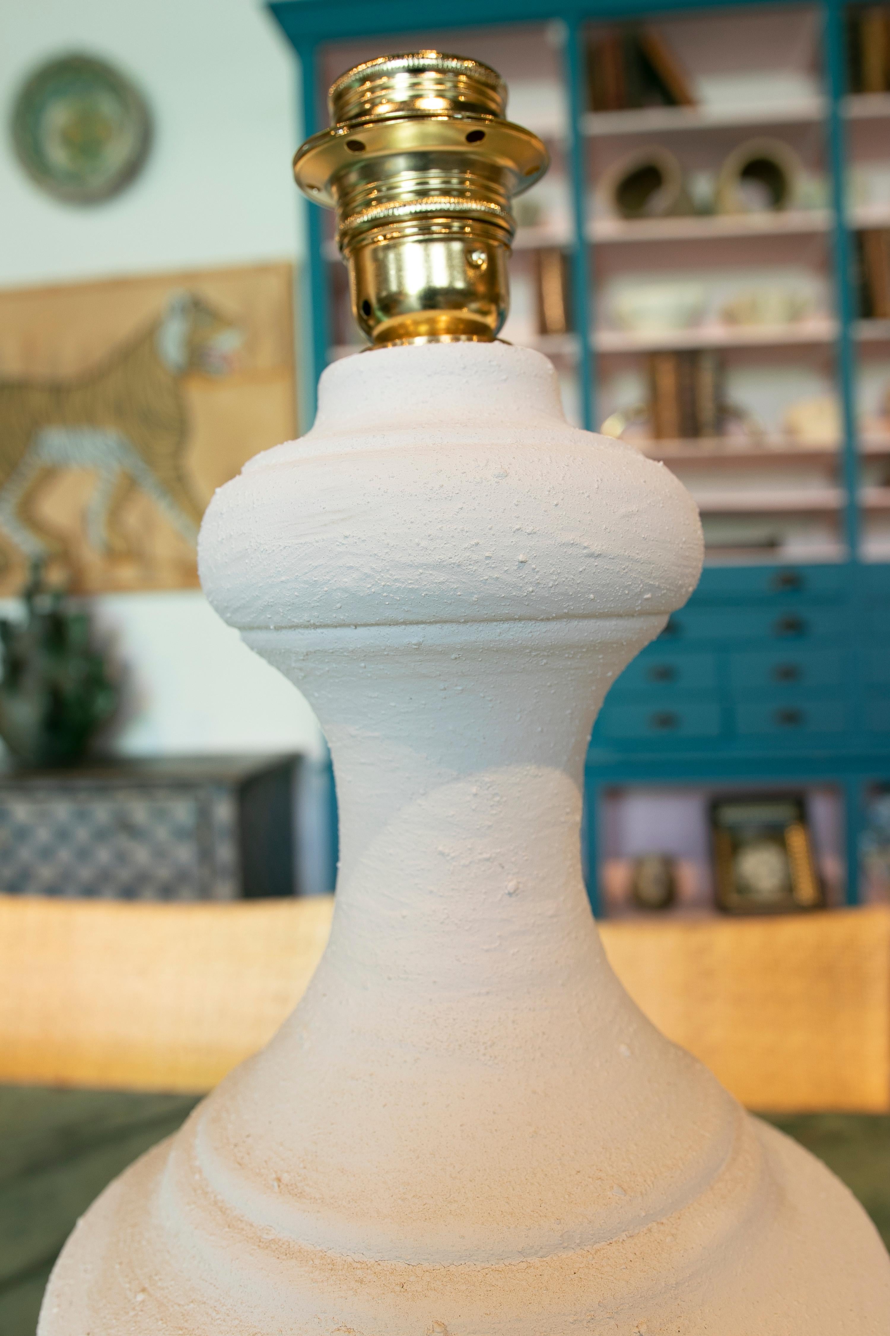 Paar Keramiklampen mit weißer Jabelga-Bemalung im Angebot 6