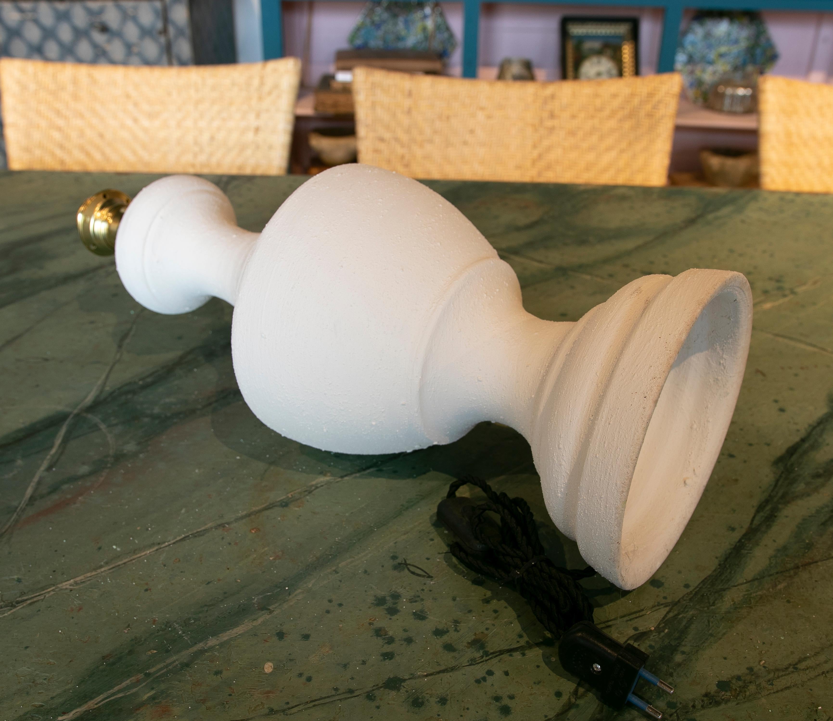 Paar Keramiklampen mit weißer Jabelga-Bemalung im Angebot 7