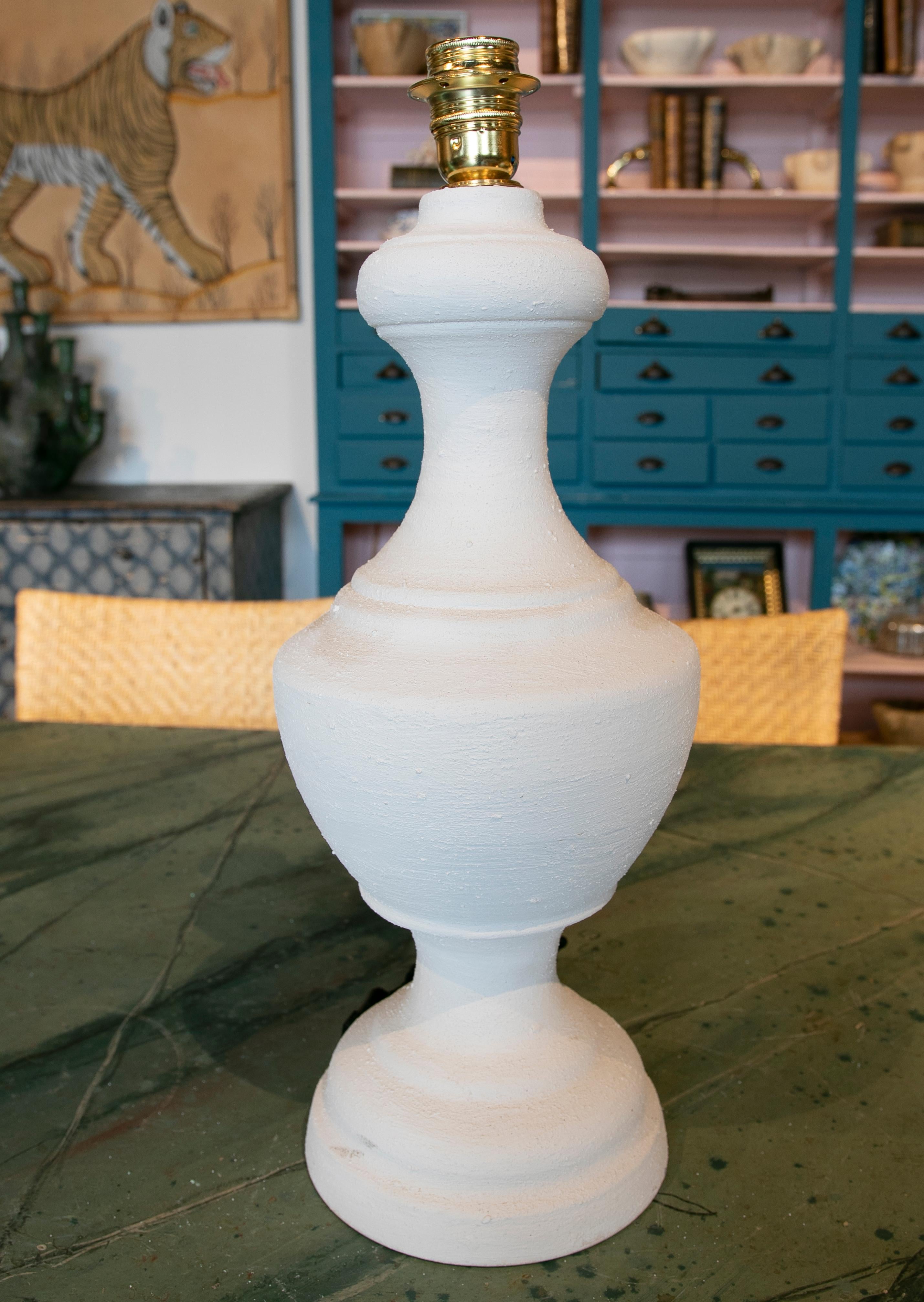 Pair of ceramic lamps painted with white jabelga.