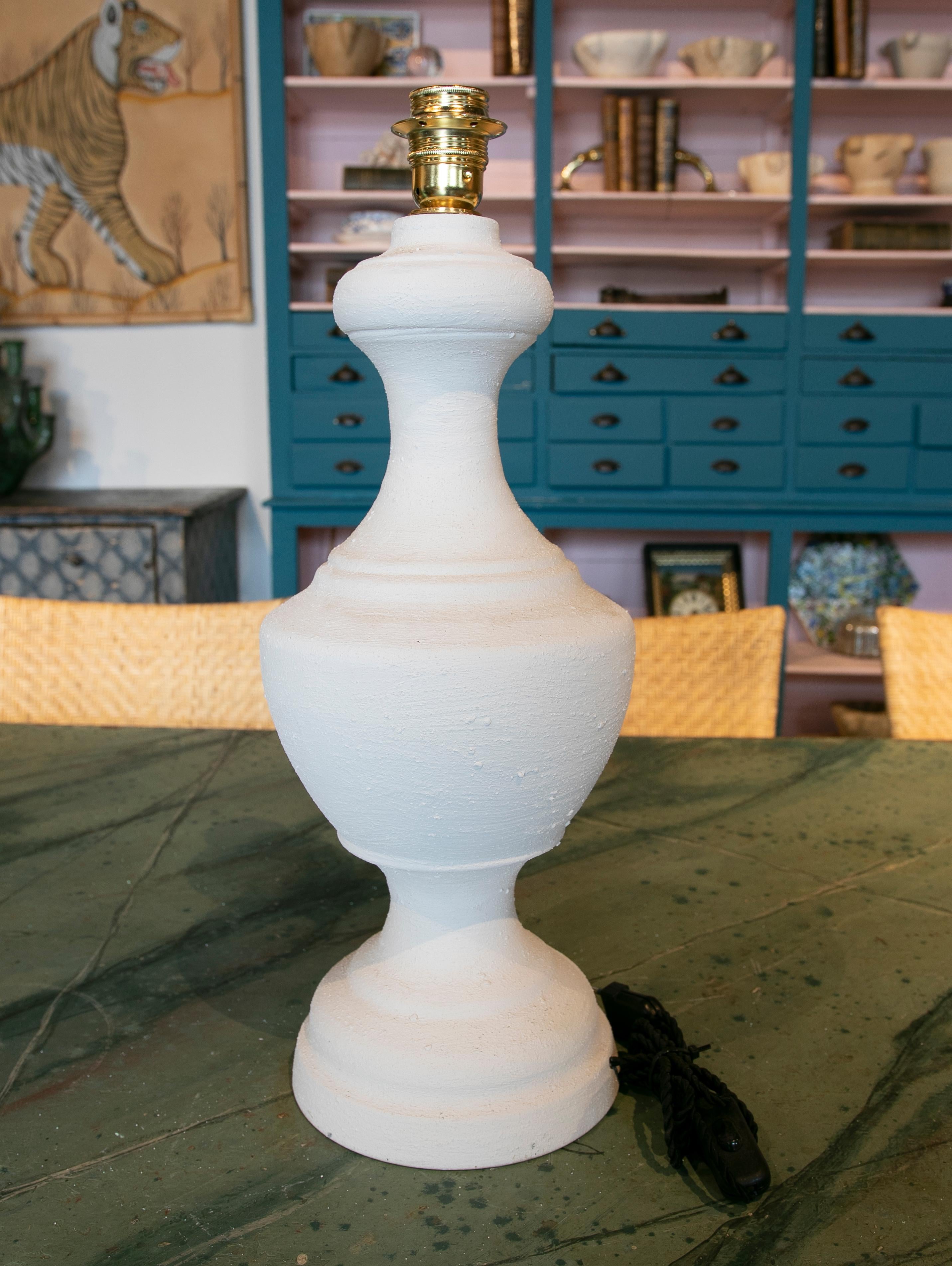 Paar Keramiklampen mit weißer Jabelga-Bemalung (Spanisch) im Angebot