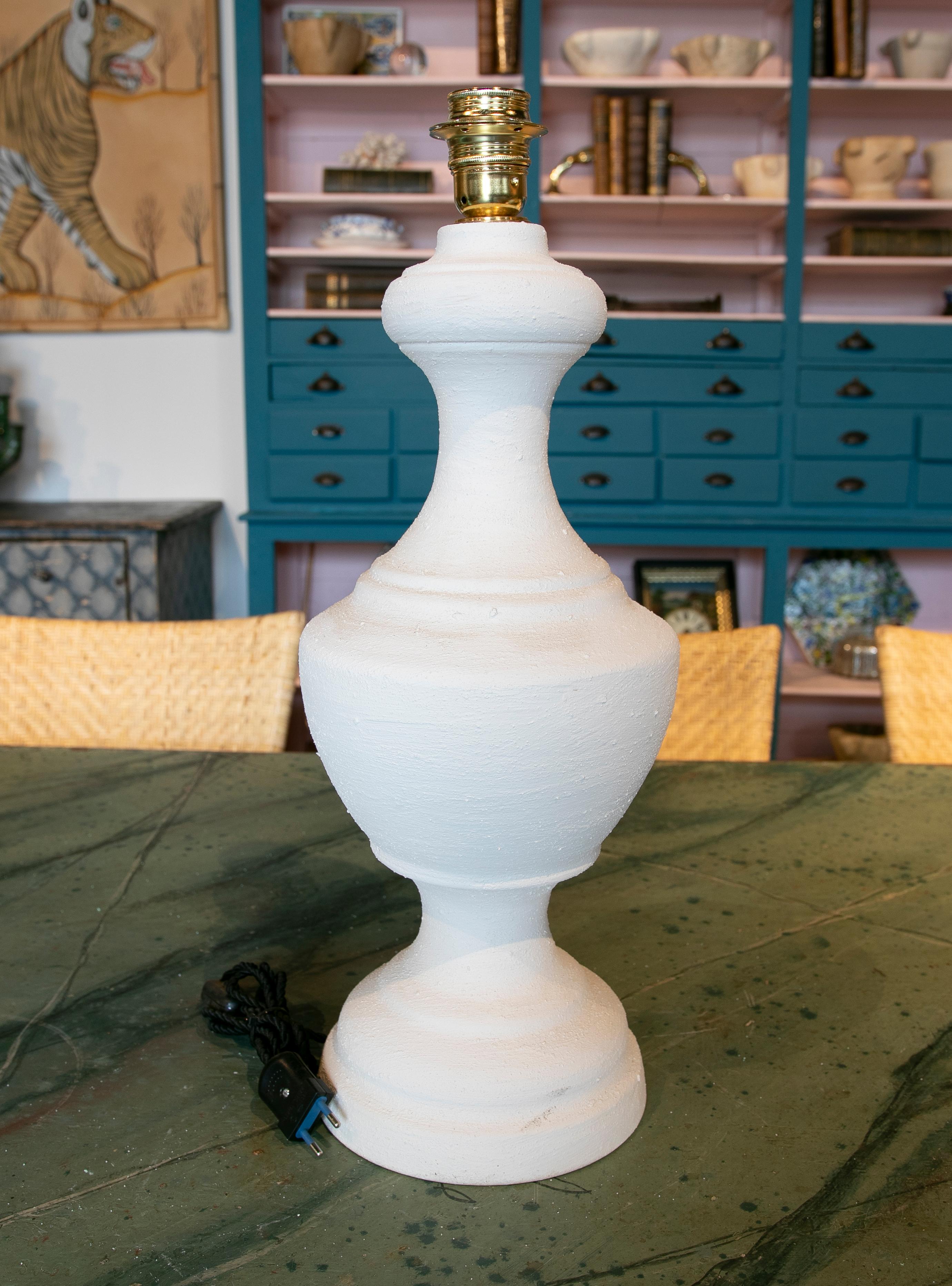 Paar Keramiklampen mit weißer Jabelga-Bemalung (21. Jahrhundert und zeitgenössisch) im Angebot
