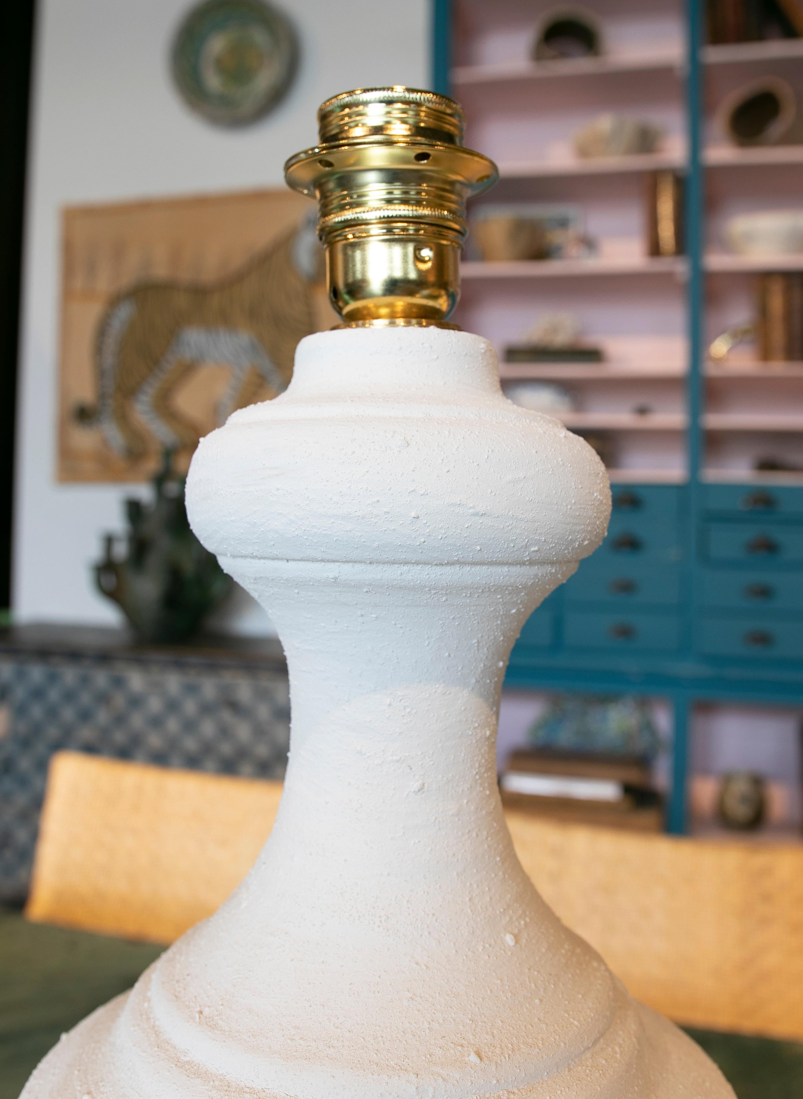 Paar Keramiklampen mit weißer Jabelga-Bemalung im Angebot 1