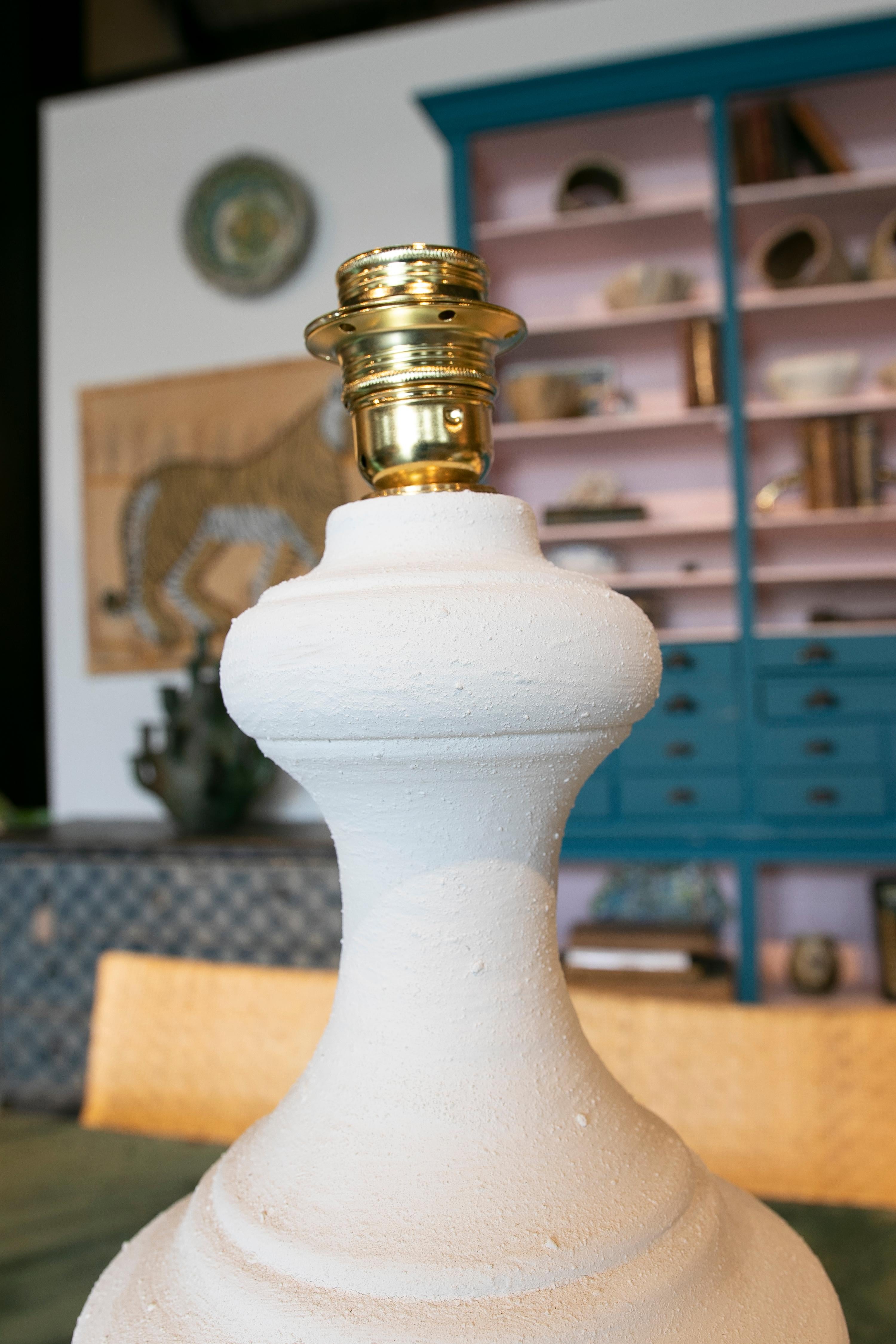 Paar Keramiklampen mit weißer Jabelga-Bemalung im Angebot 2