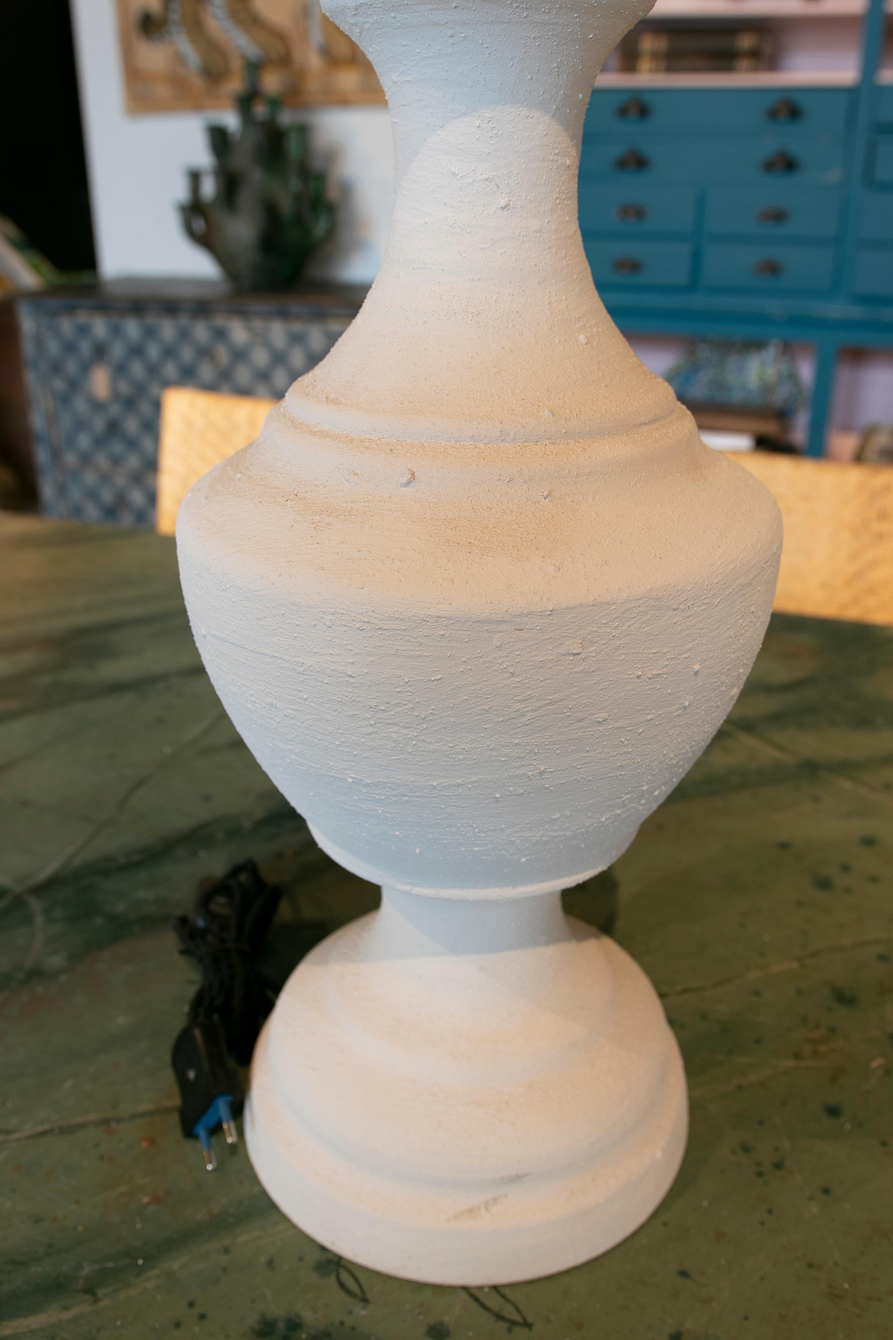 Paar Keramiklampen mit weißer Jabelga-Bemalung im Angebot 3