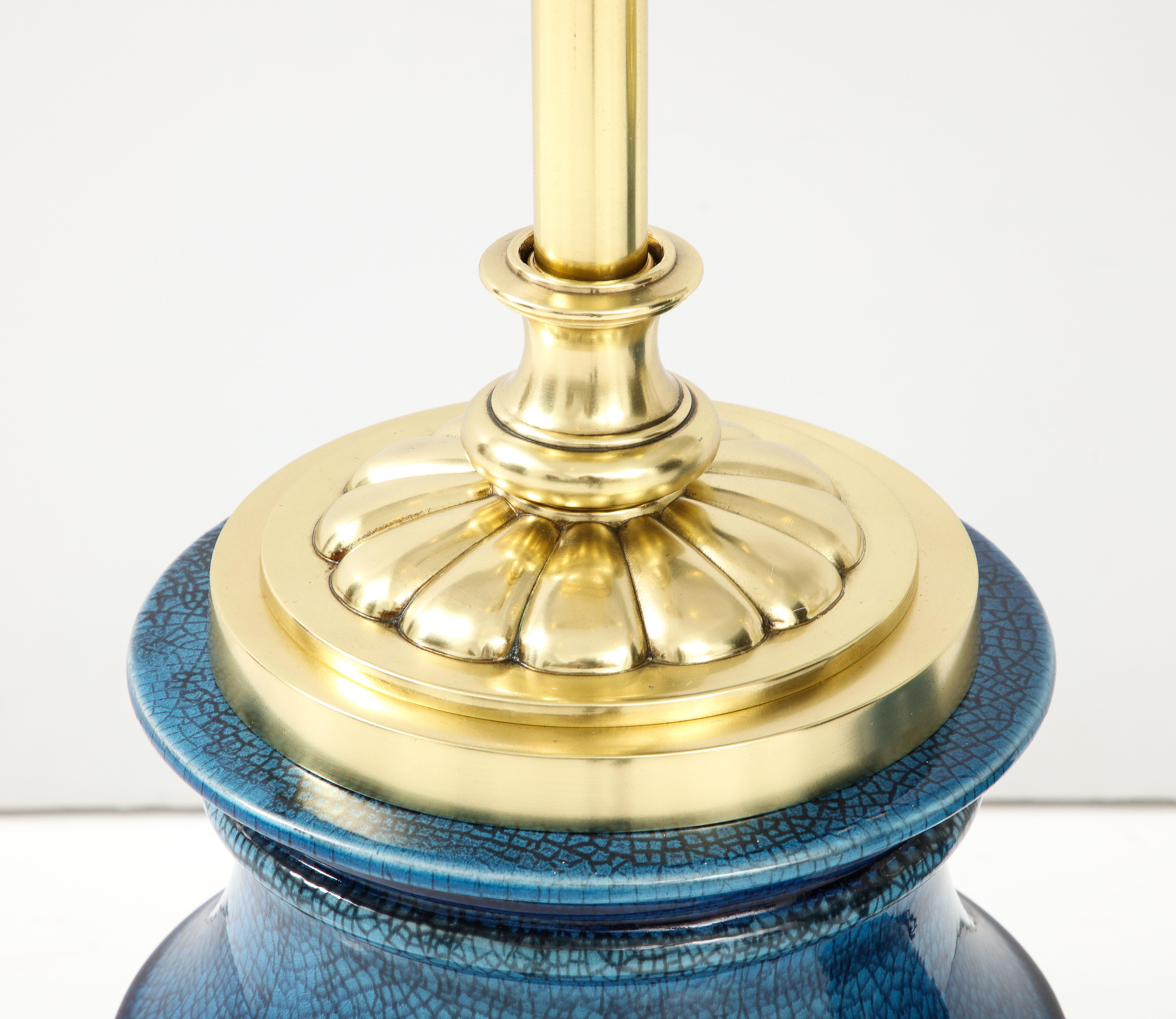 Paar von  Keramiklampen mit blauer Craquelé-Glasur. im Zustand „Gut“ im Angebot in New York, NY