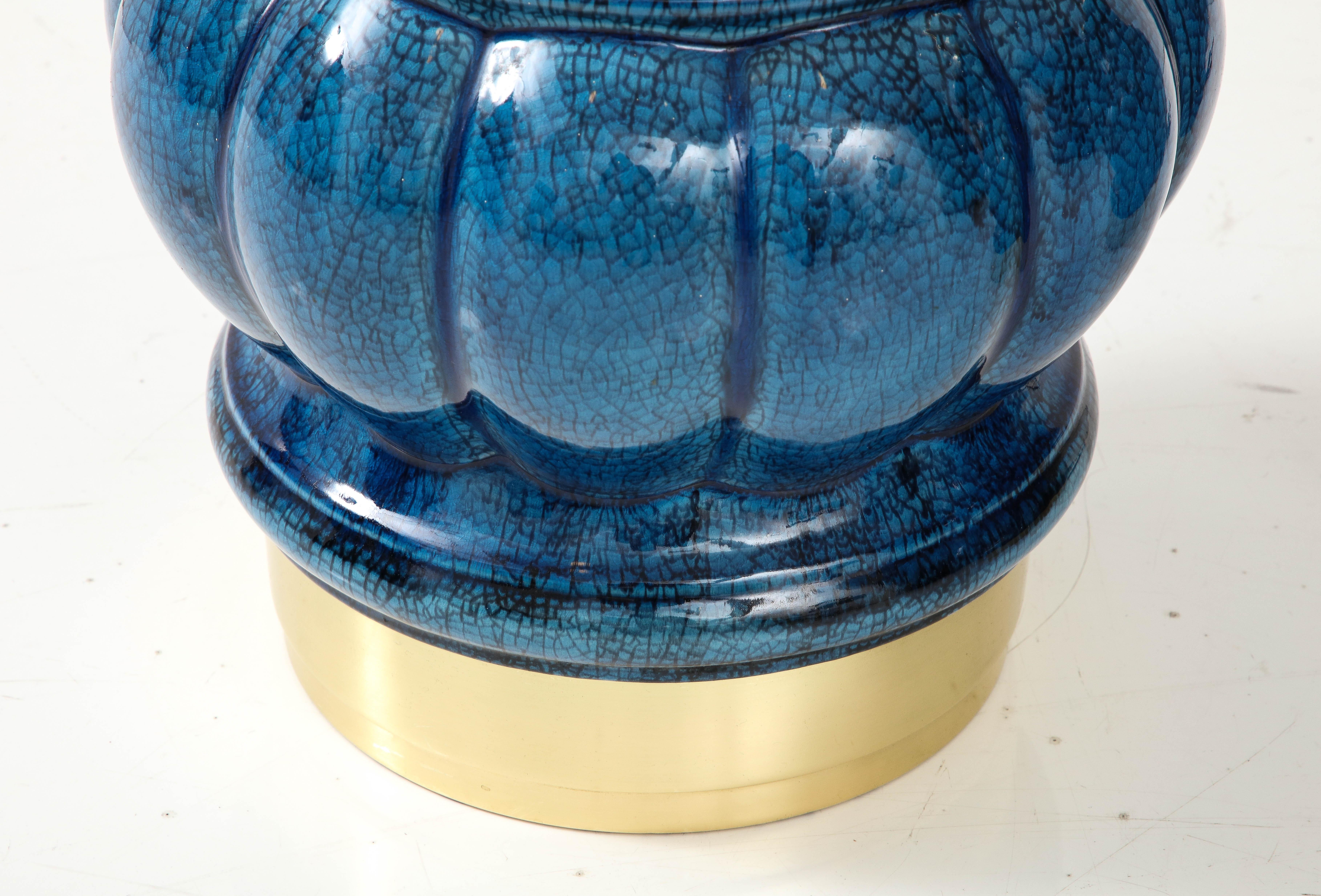 Paar von  Keramiklampen mit blauer Craquelé-Glasur. (Mitte des 20. Jahrhunderts) im Angebot