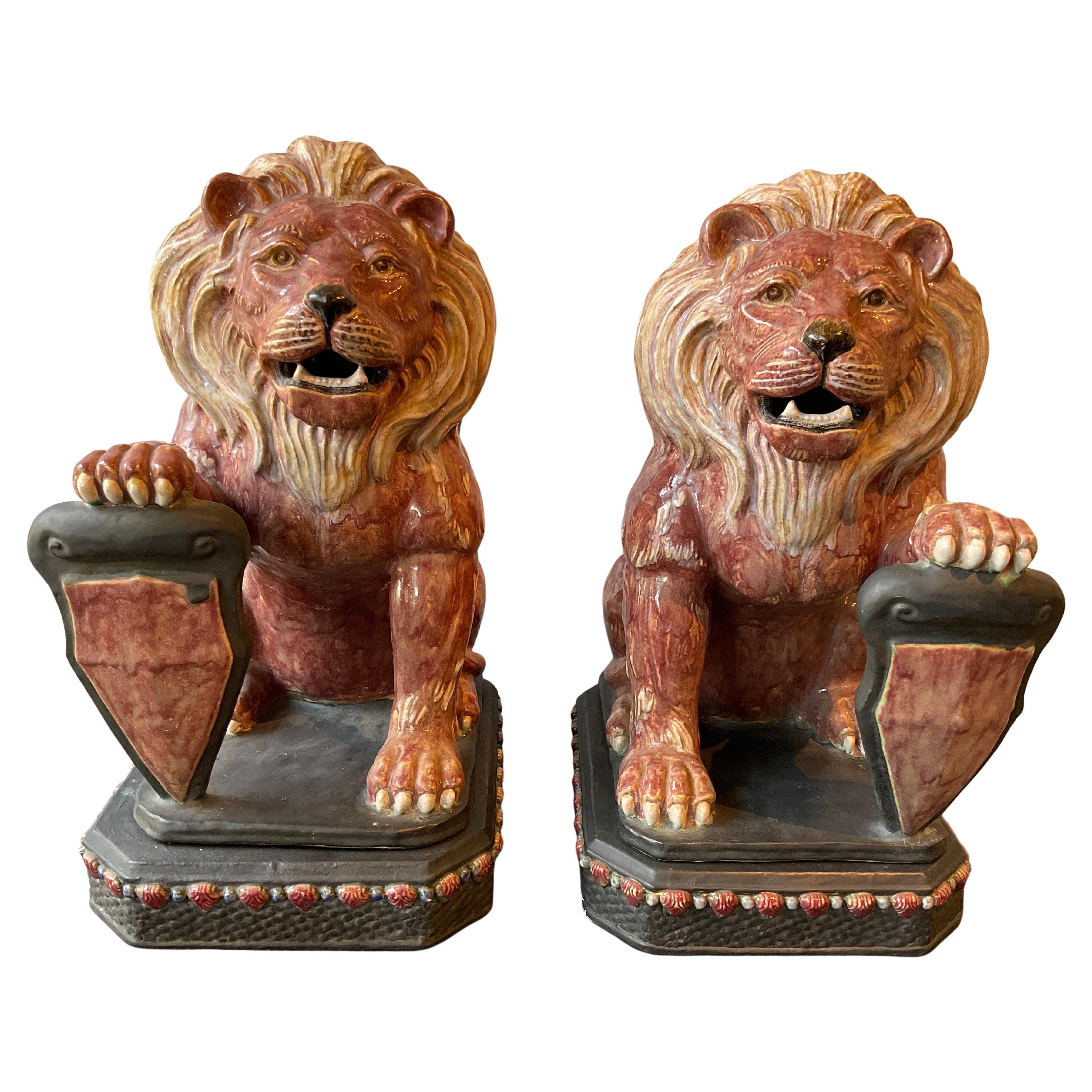 Paire de lions en céramique avec boucliers
