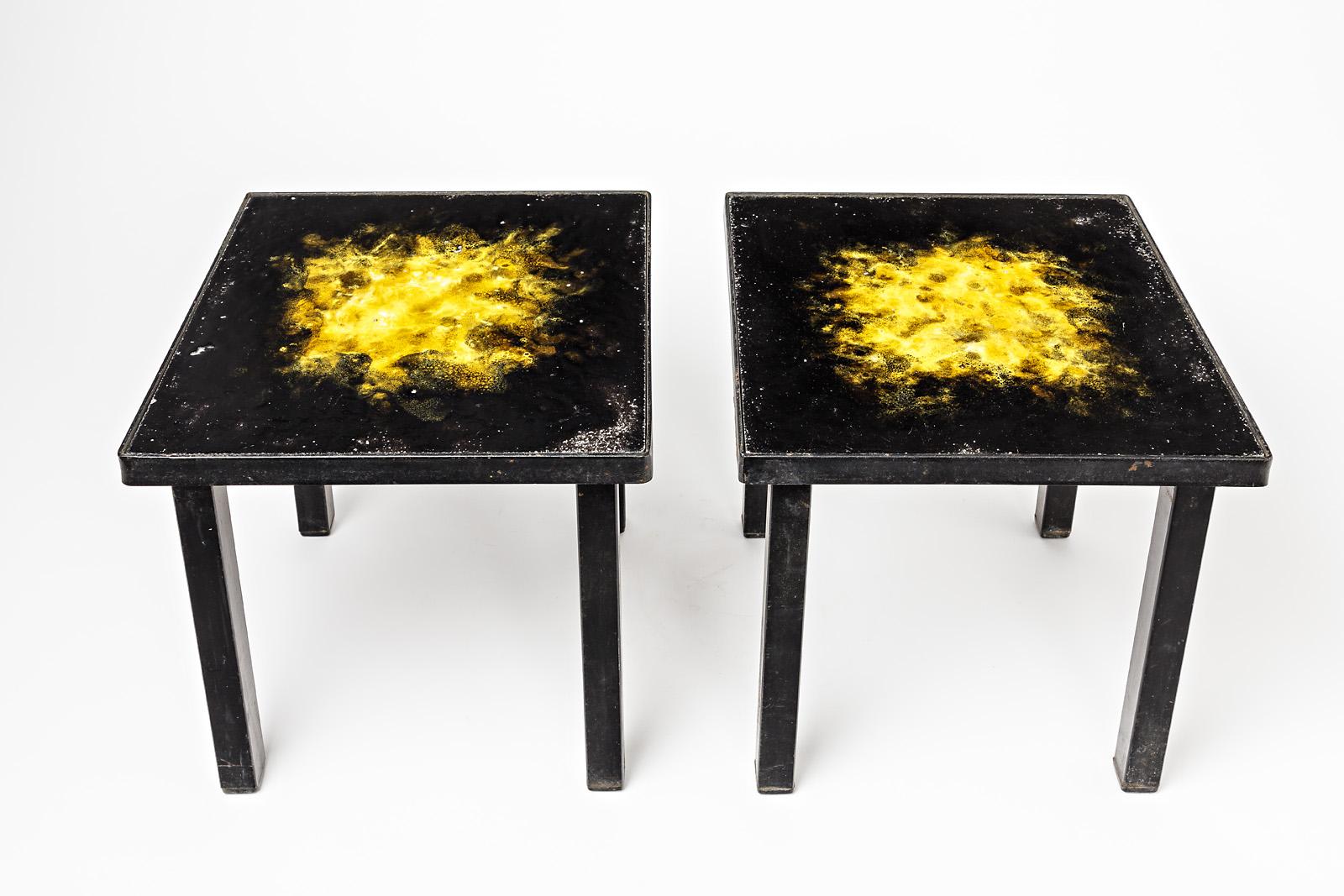Pair of low coffee tables.

Ceramic low tables with shinny black and yellow ceramic glazes.

Metal feet in black color.

Original perfect conditions.

Realized circa 1970.

Dimensions: 30 x 30 x 30 cm each.

 