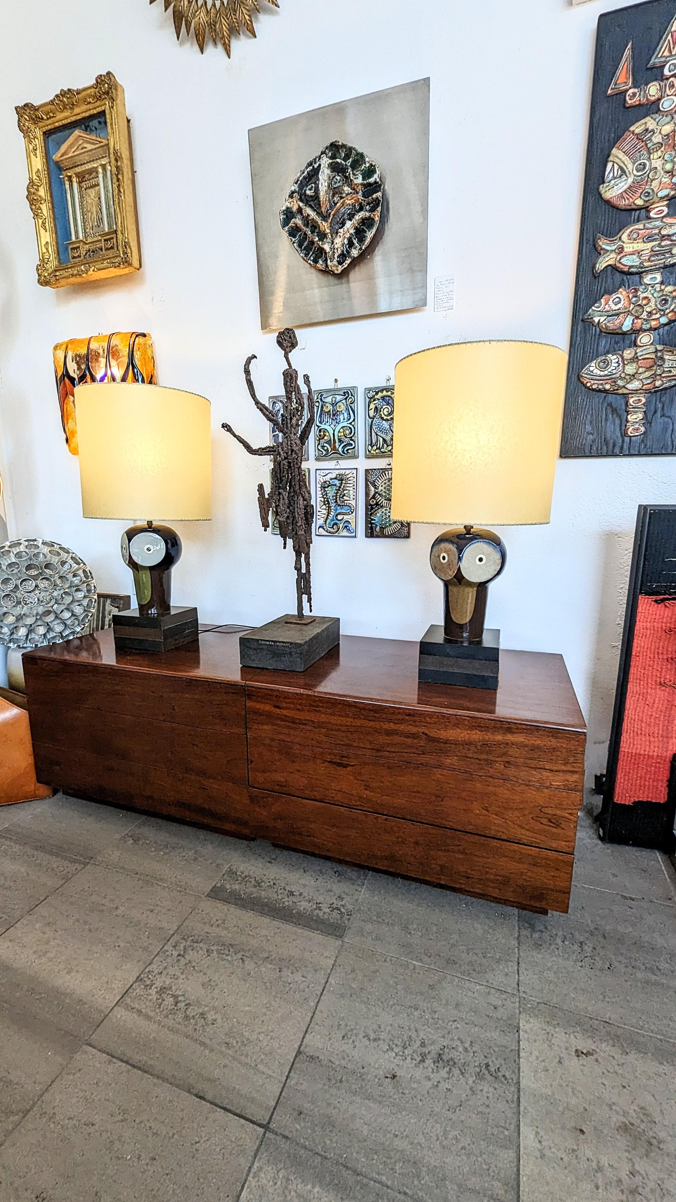 Rare et magnifique paire de lampes de table hibou en céramique de Jordi Aguadé, fabriquée en Espagne dans les années 1970. 
Né à Barcelone en 1925, Jordi Aguadé a fondé son atelier de céramique en 1950. Étudiant à l'école de la Generalitat de