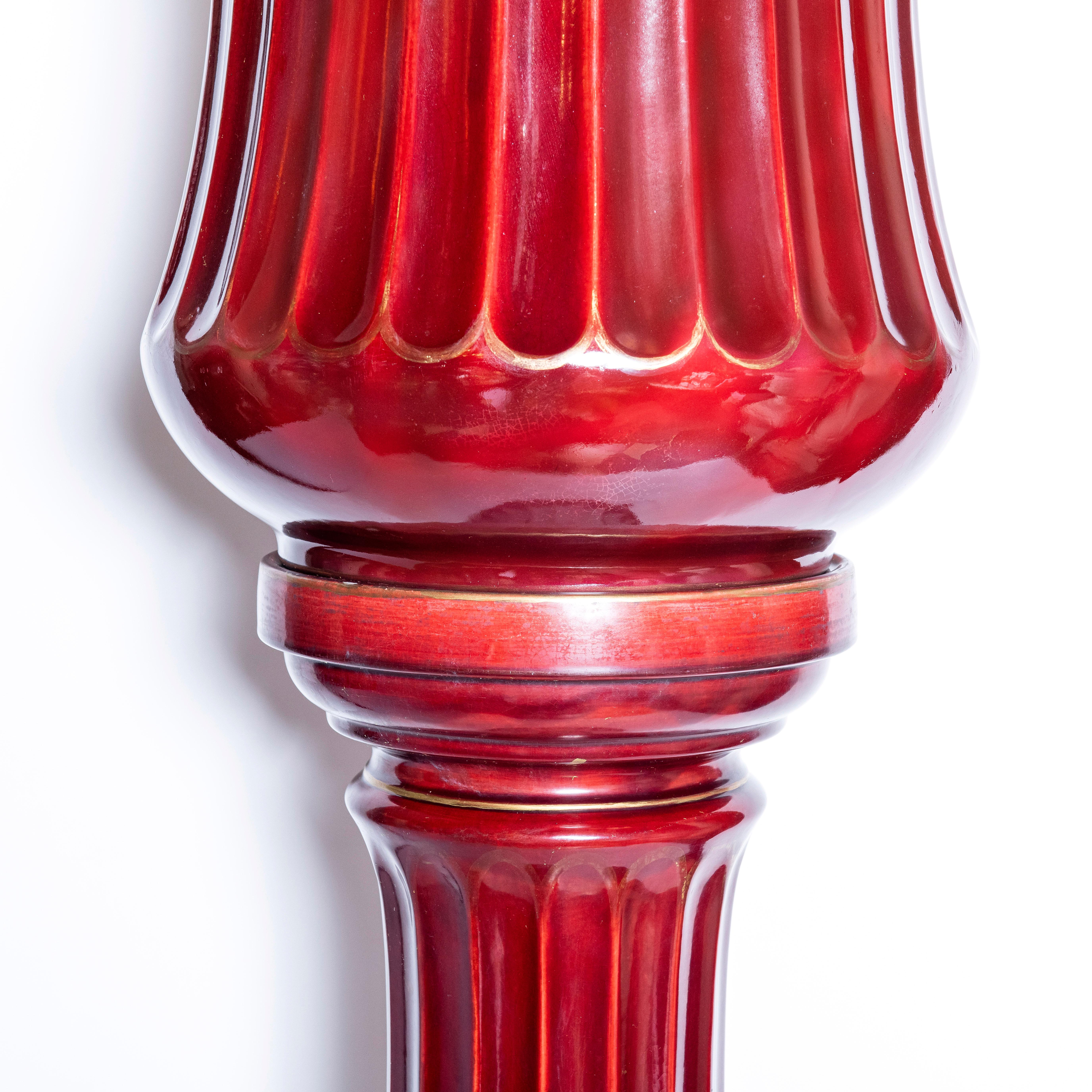 Coppia di fioriere in ceramica. Attribuito a Sarreguemines. Francia, fine del XIX secolo.

Dimensioni delle fioriere: 42 cm di diametro, 36 cm di altezza.
Dimensioni della base: 39 cm di diametro, 88 cm di altezza.