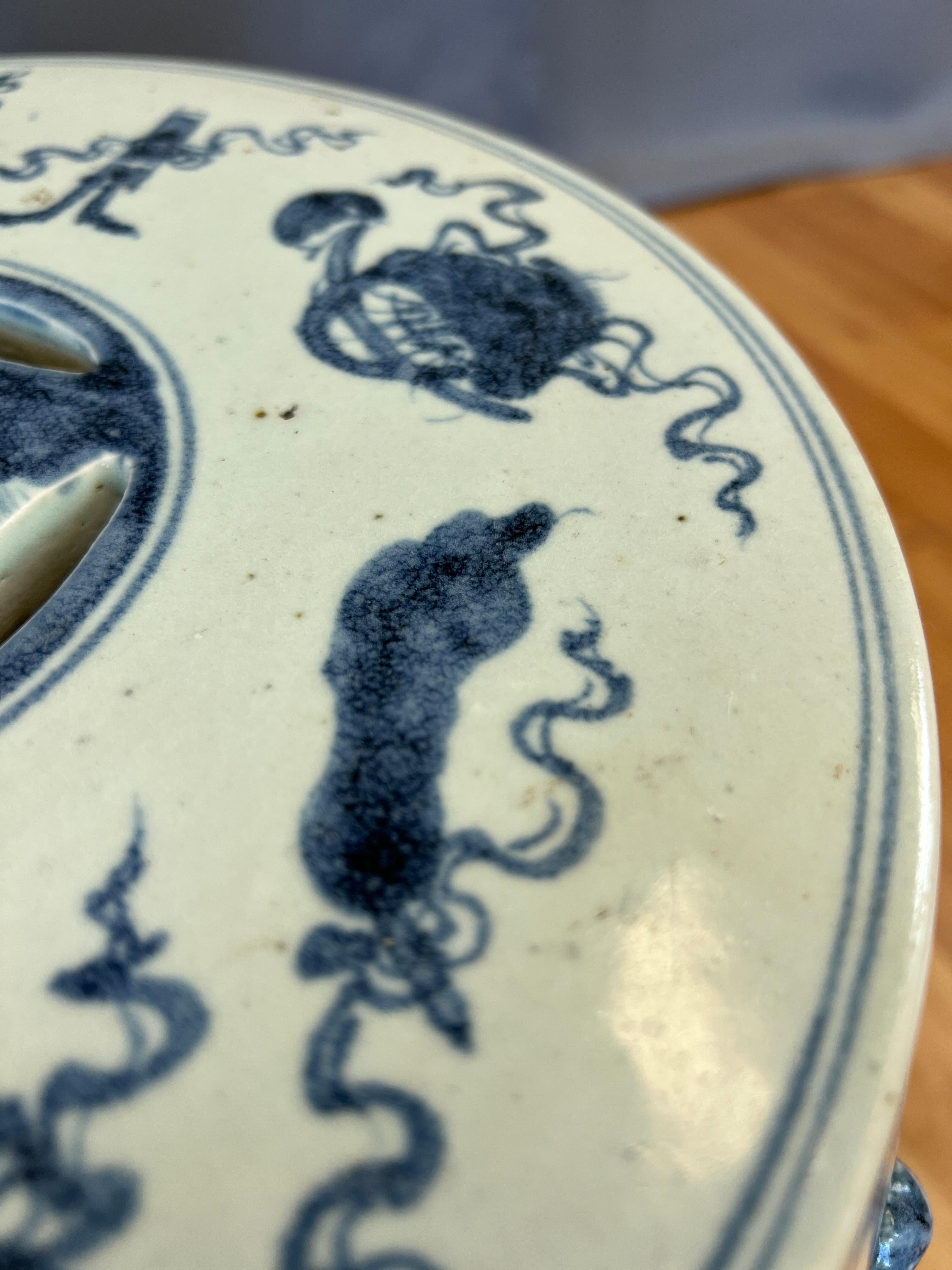 Blaue Drachenhocker aus Keramik aus der Qing-Dynastie, 19. Jahrhundert, Paar im Angebot 9