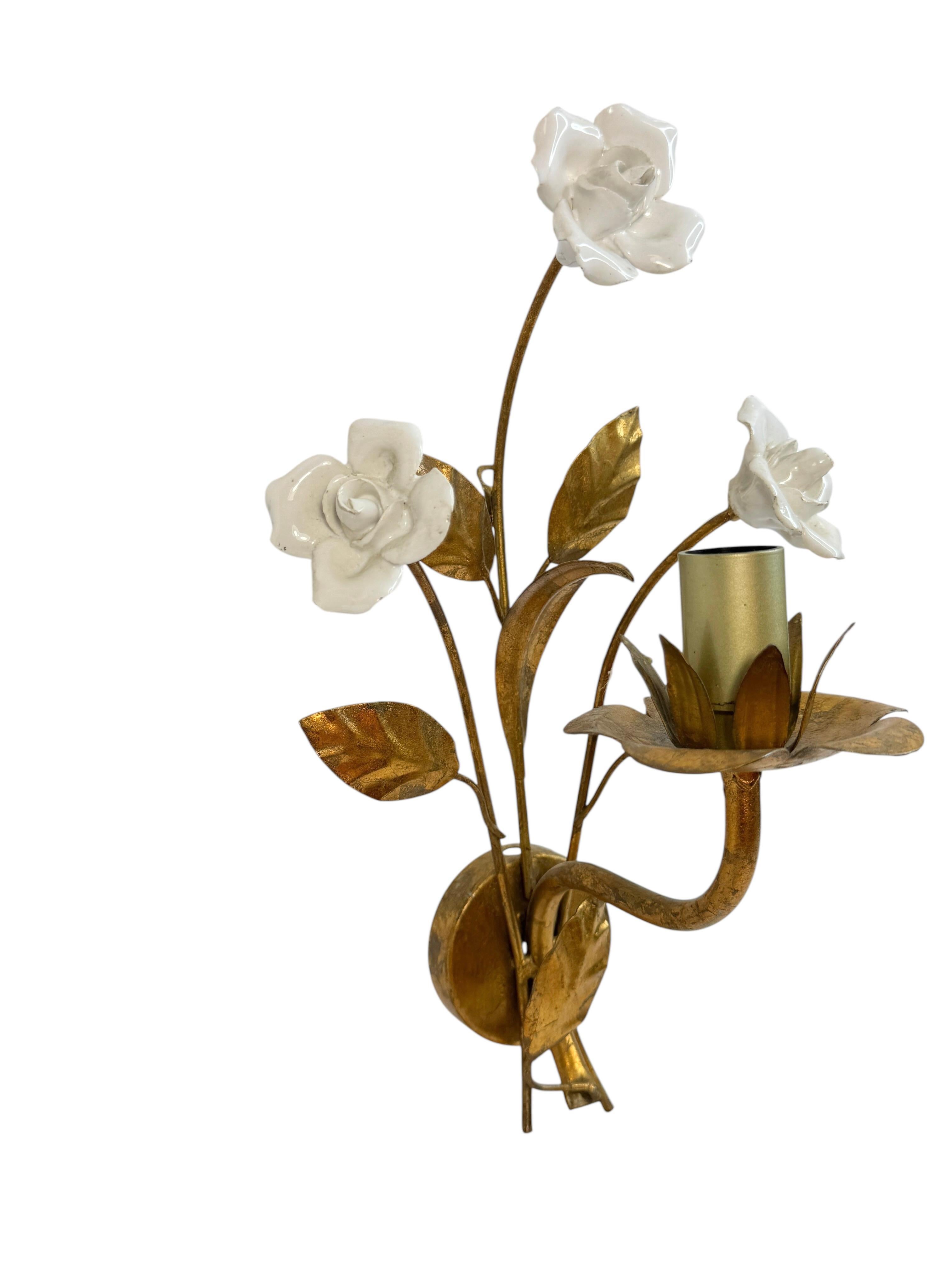 Paire d'appliques à deux lumières en métal doré, Roses en céramique, Italie des années 1960 en vente 2