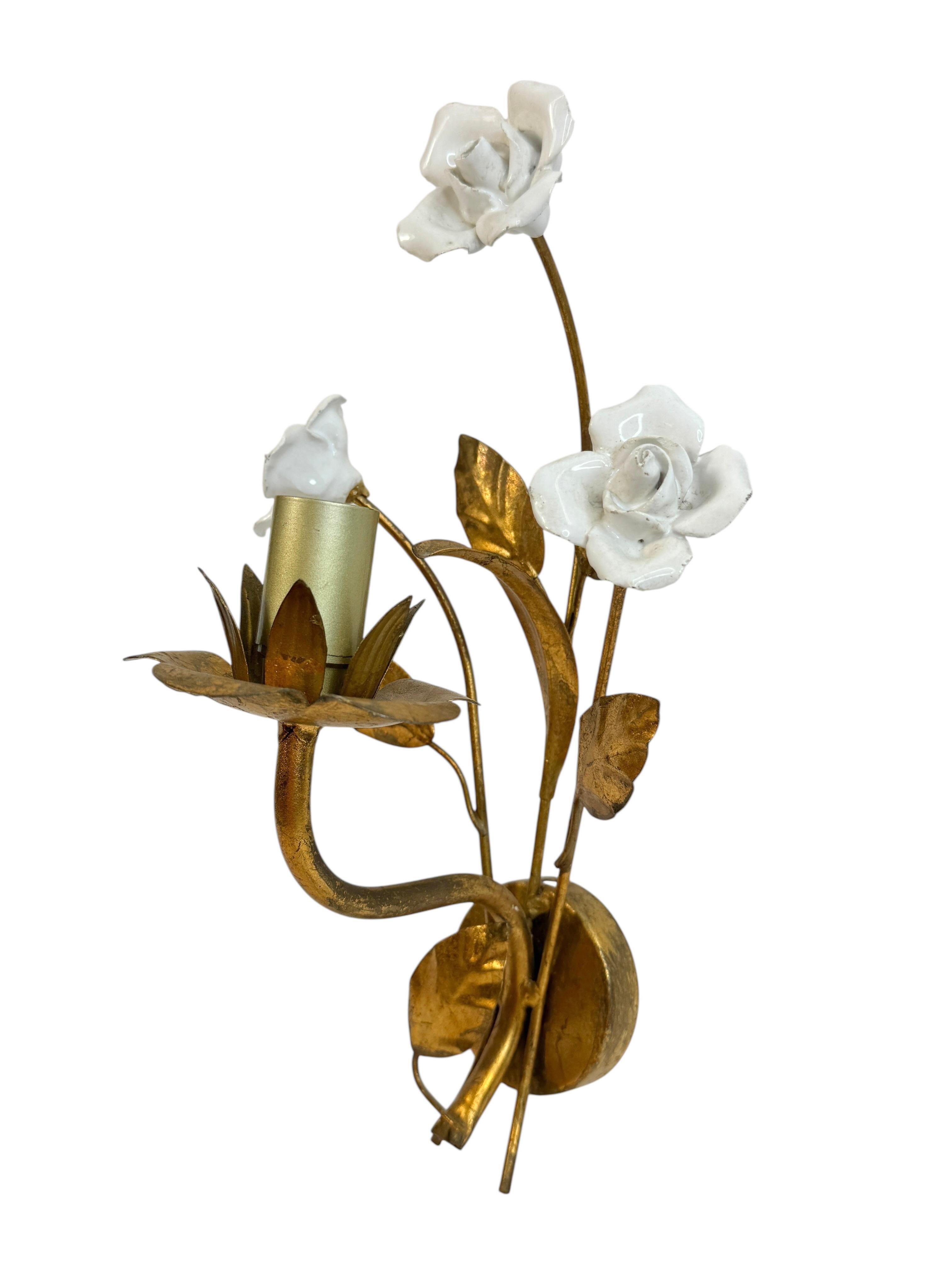 Paire d'appliques à deux lumières en métal doré, Roses en céramique, Italie des années 1960 en vente 3
