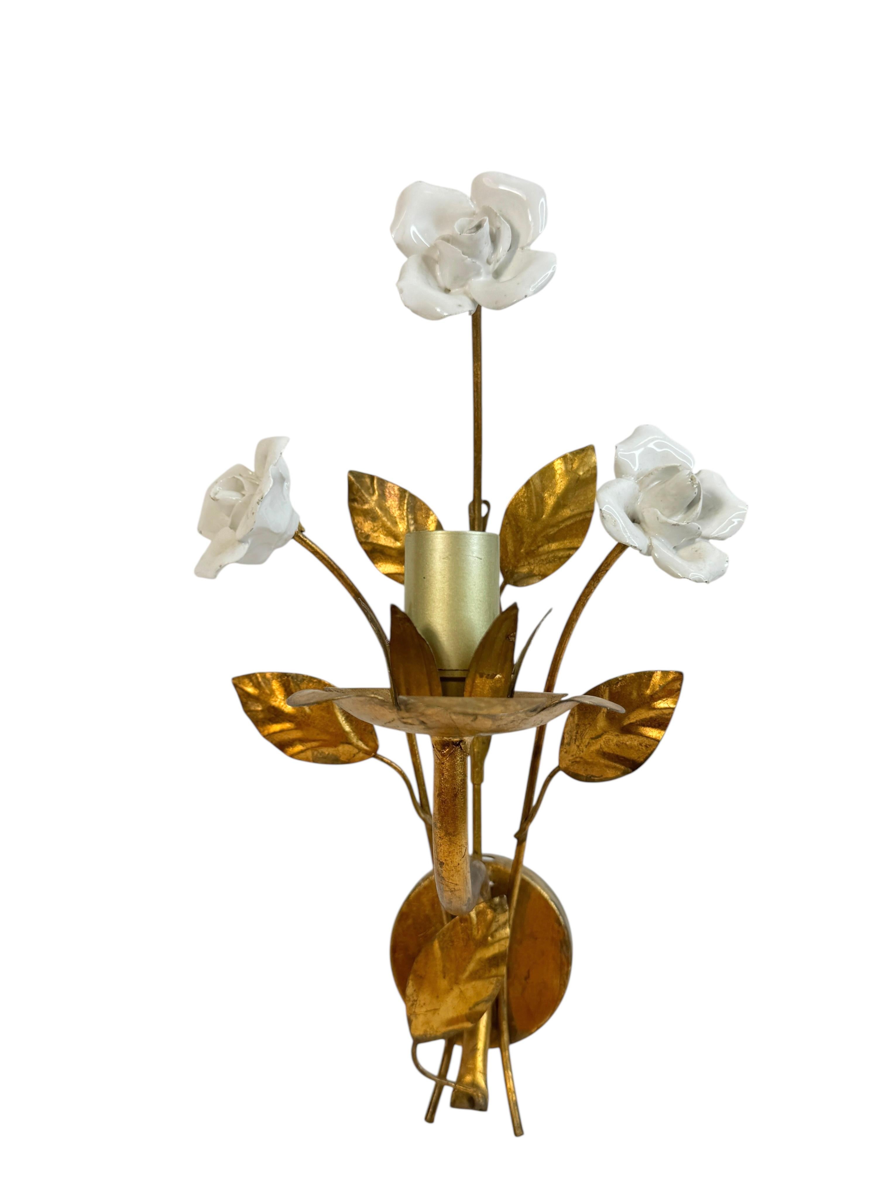 Paire d'appliques à deux lumières en métal doré, Roses en céramique, Italie des années 1960 en vente 4