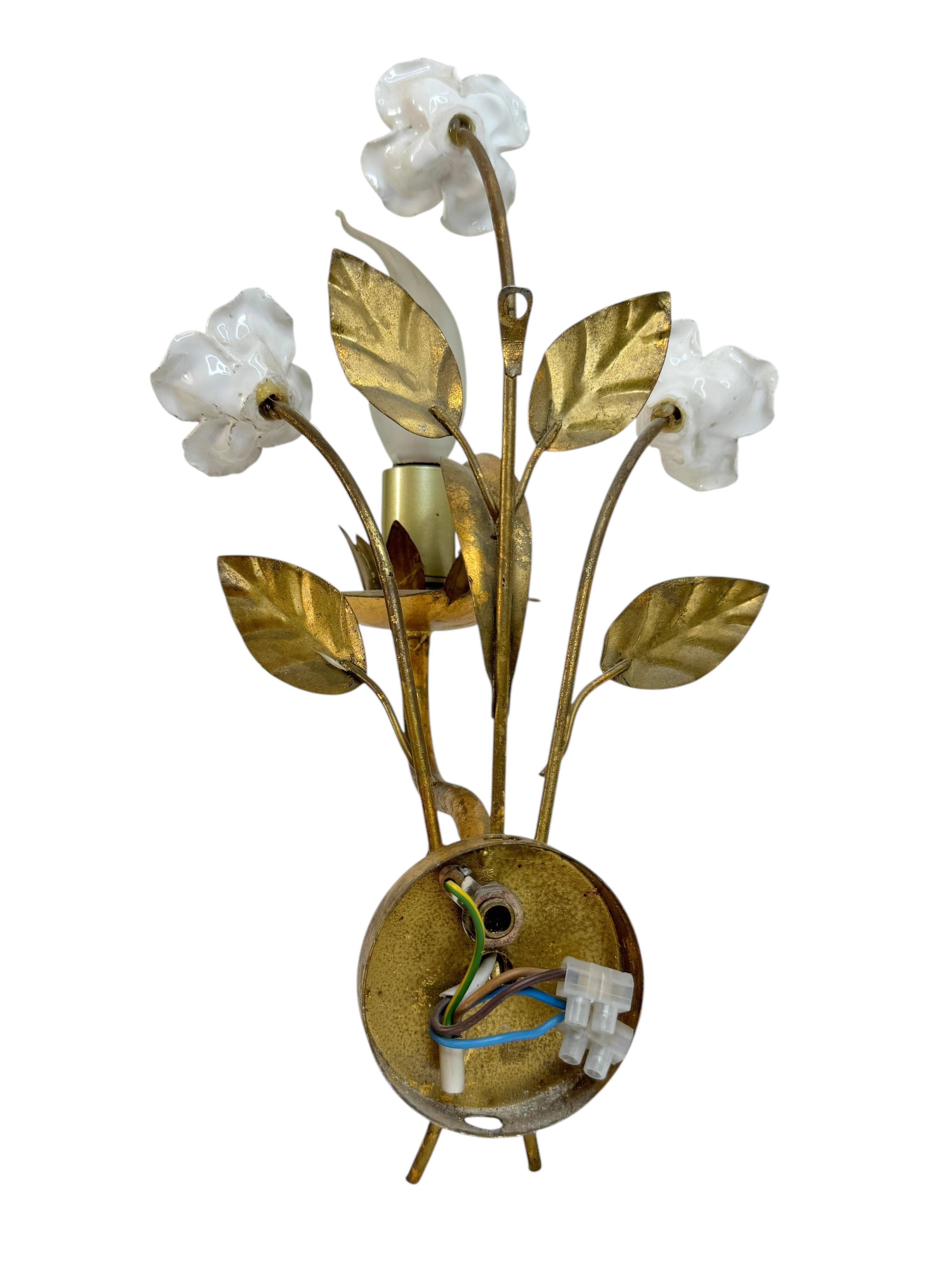 Paire d'appliques à deux lumières en métal doré, Roses en céramique, Italie des années 1960 en vente 5