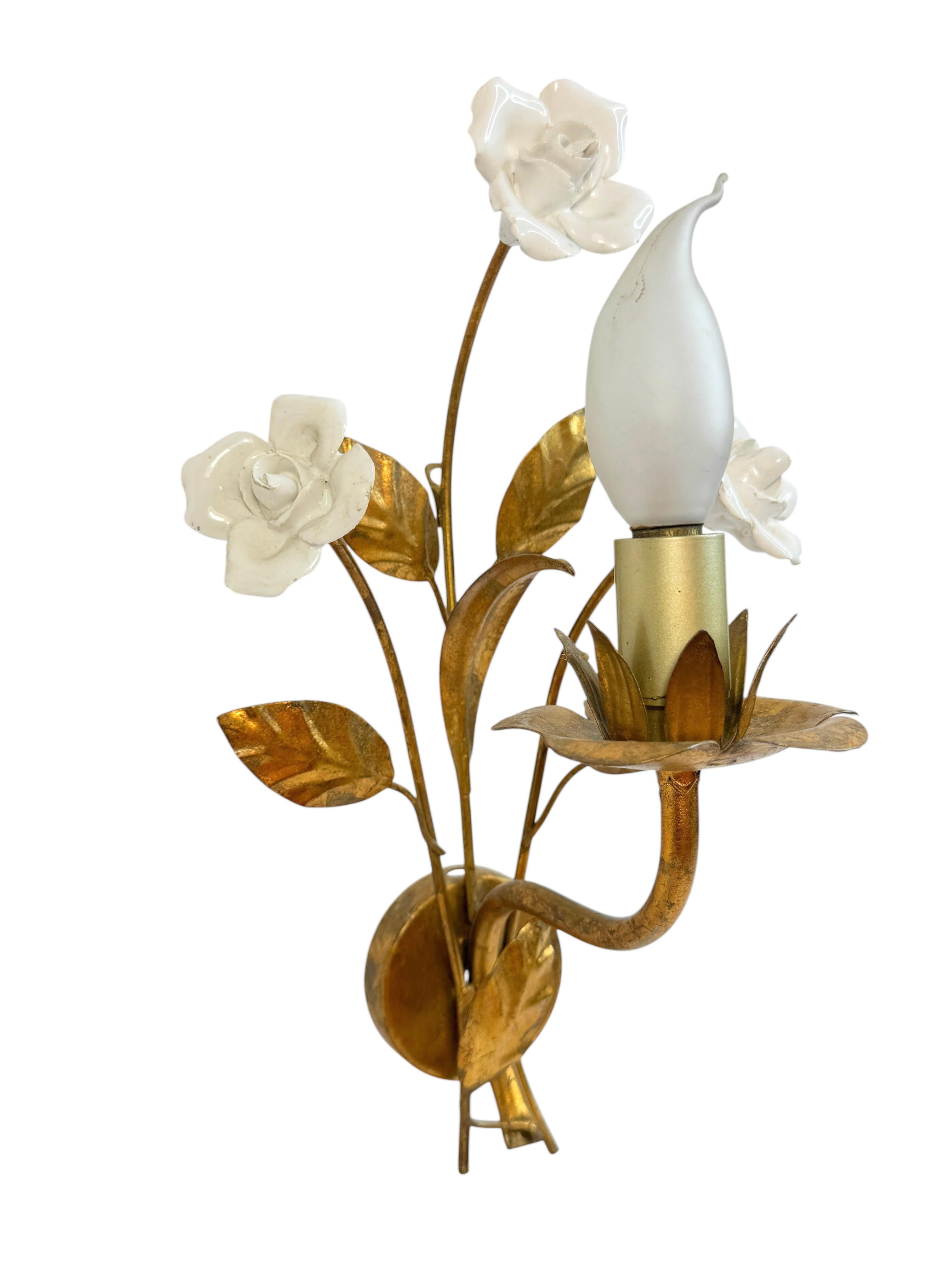 Paire d'appliques à deux lumières en métal doré, Roses en céramique, Italie des années 1960 en vente 6