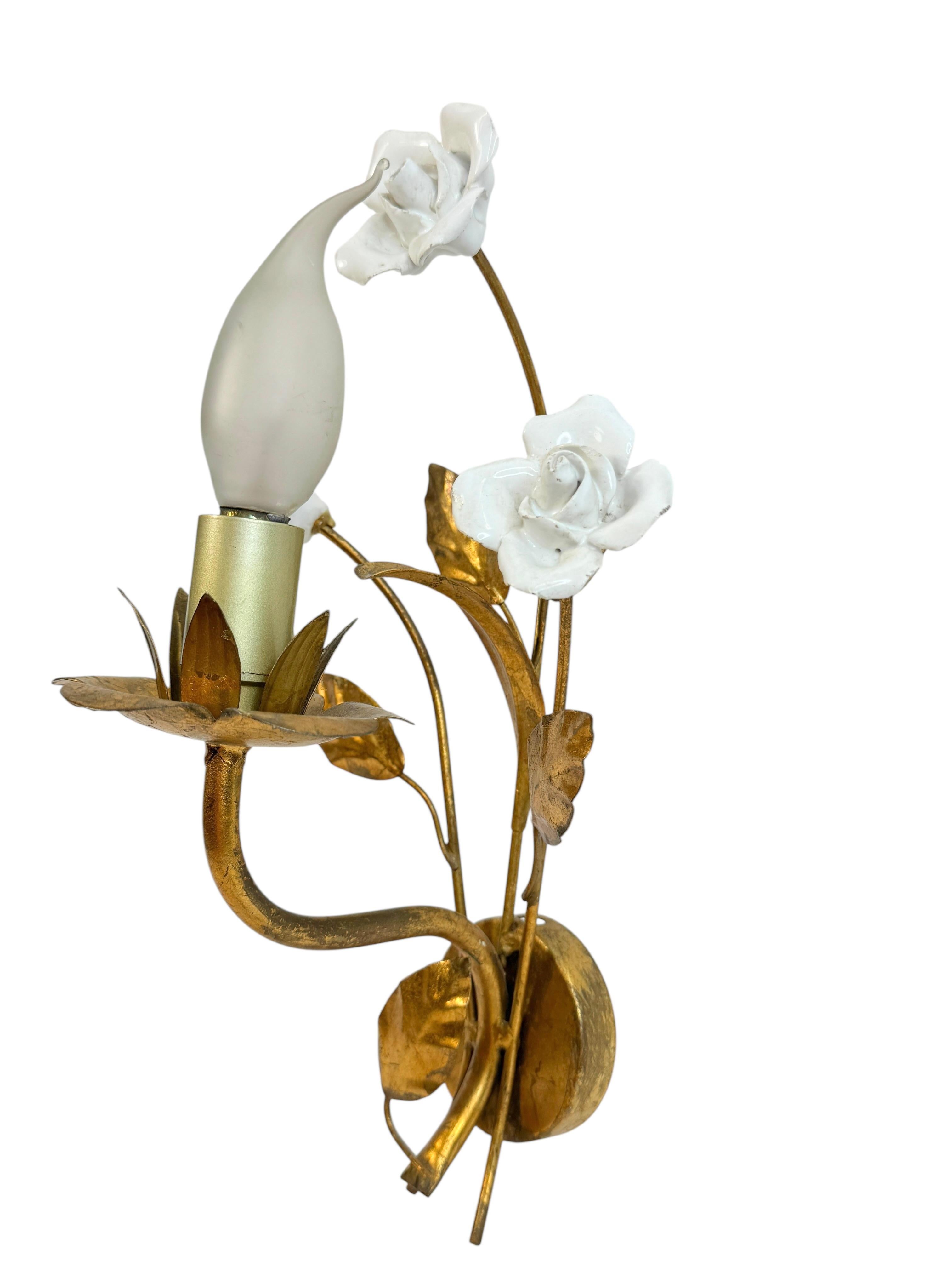 Paire d'appliques à deux lumières en métal doré, Roses en céramique, Italie des années 1960 en vente 7