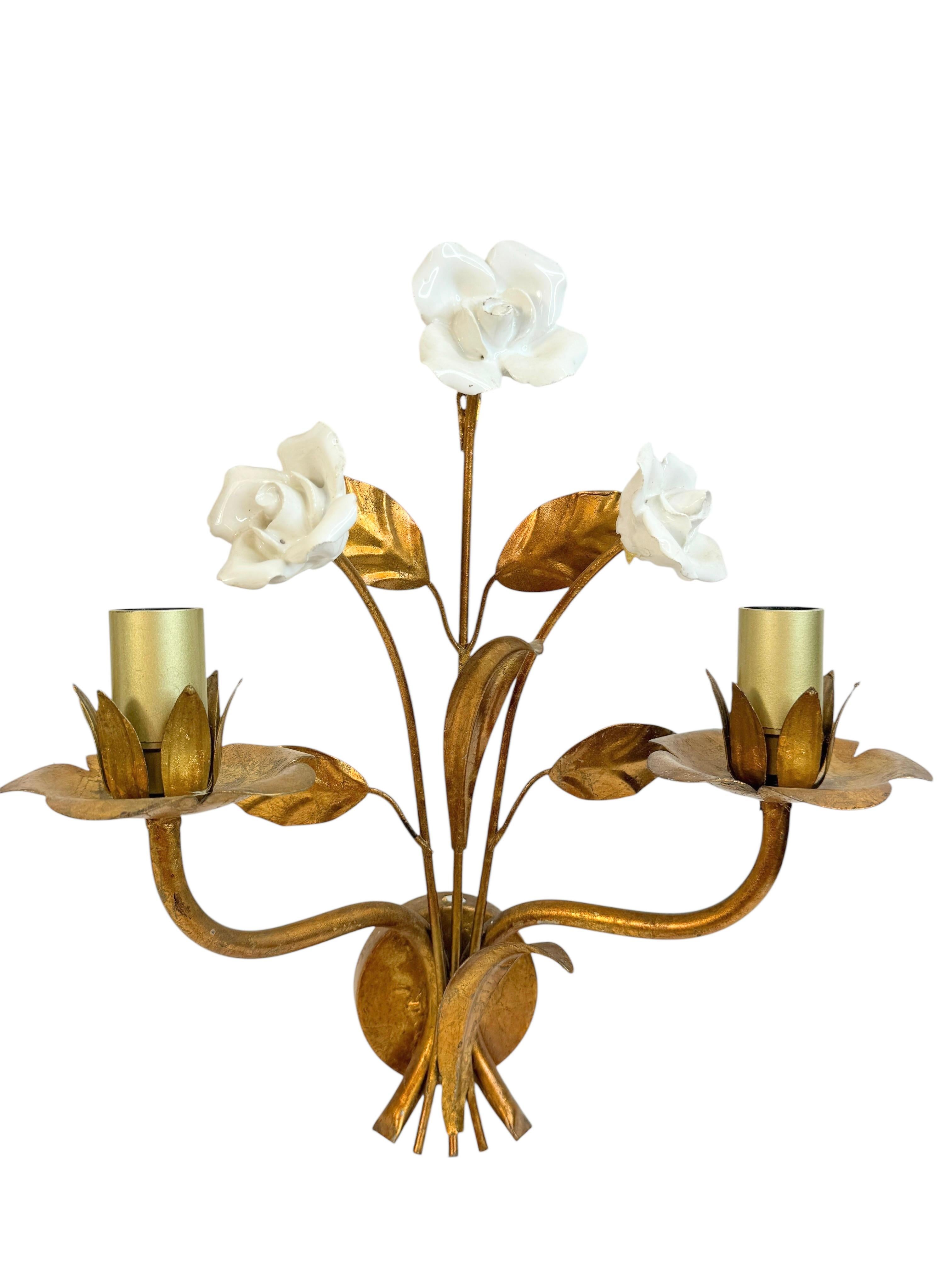 Paire d'appliques à deux lumières en métal doré, Roses en céramique, Italie des années 1960 en vente 8