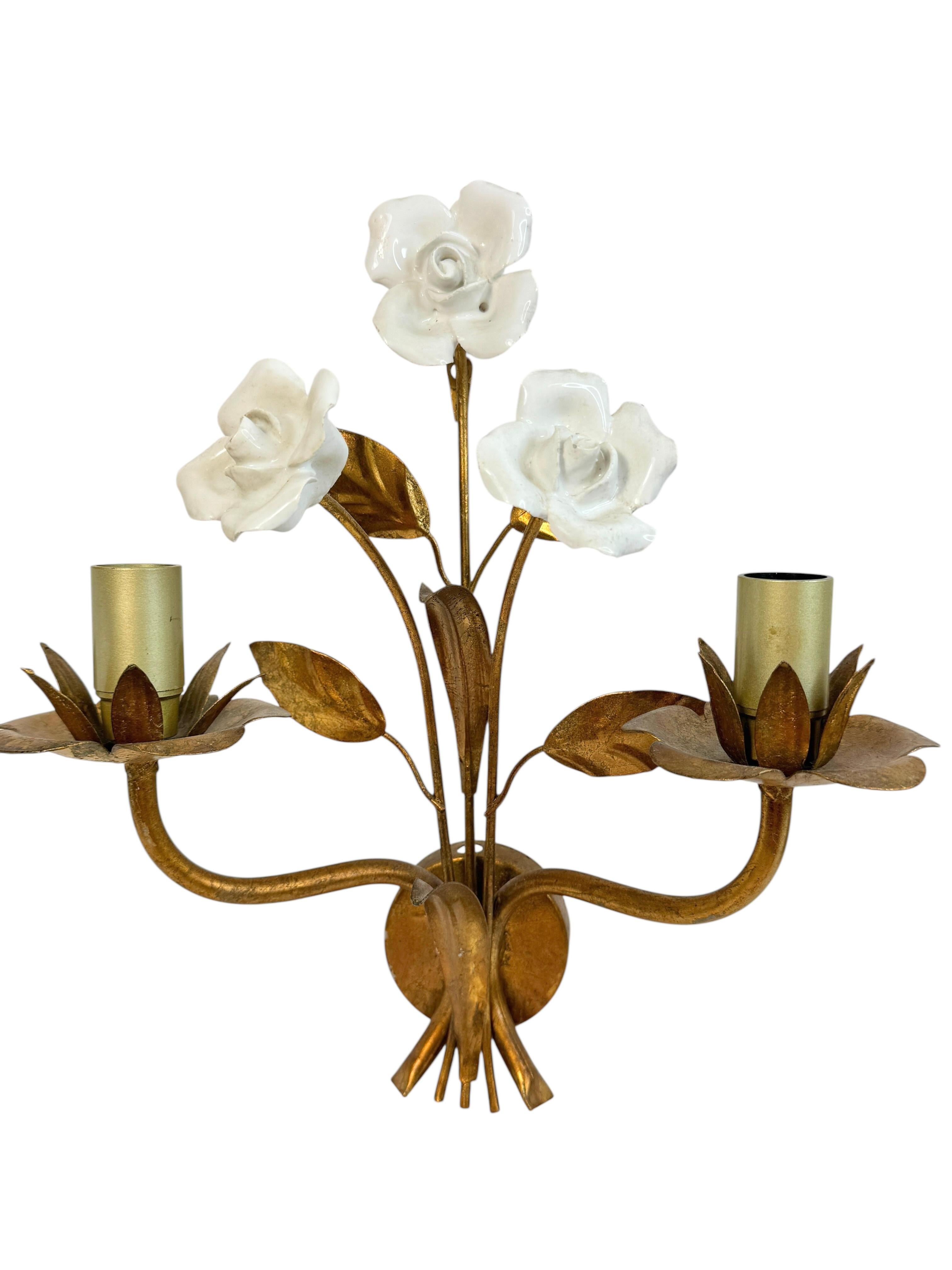 Hollywood Regency Paire d'appliques à deux lumières en métal doré, Roses en céramique, Italie des années 1960 en vente