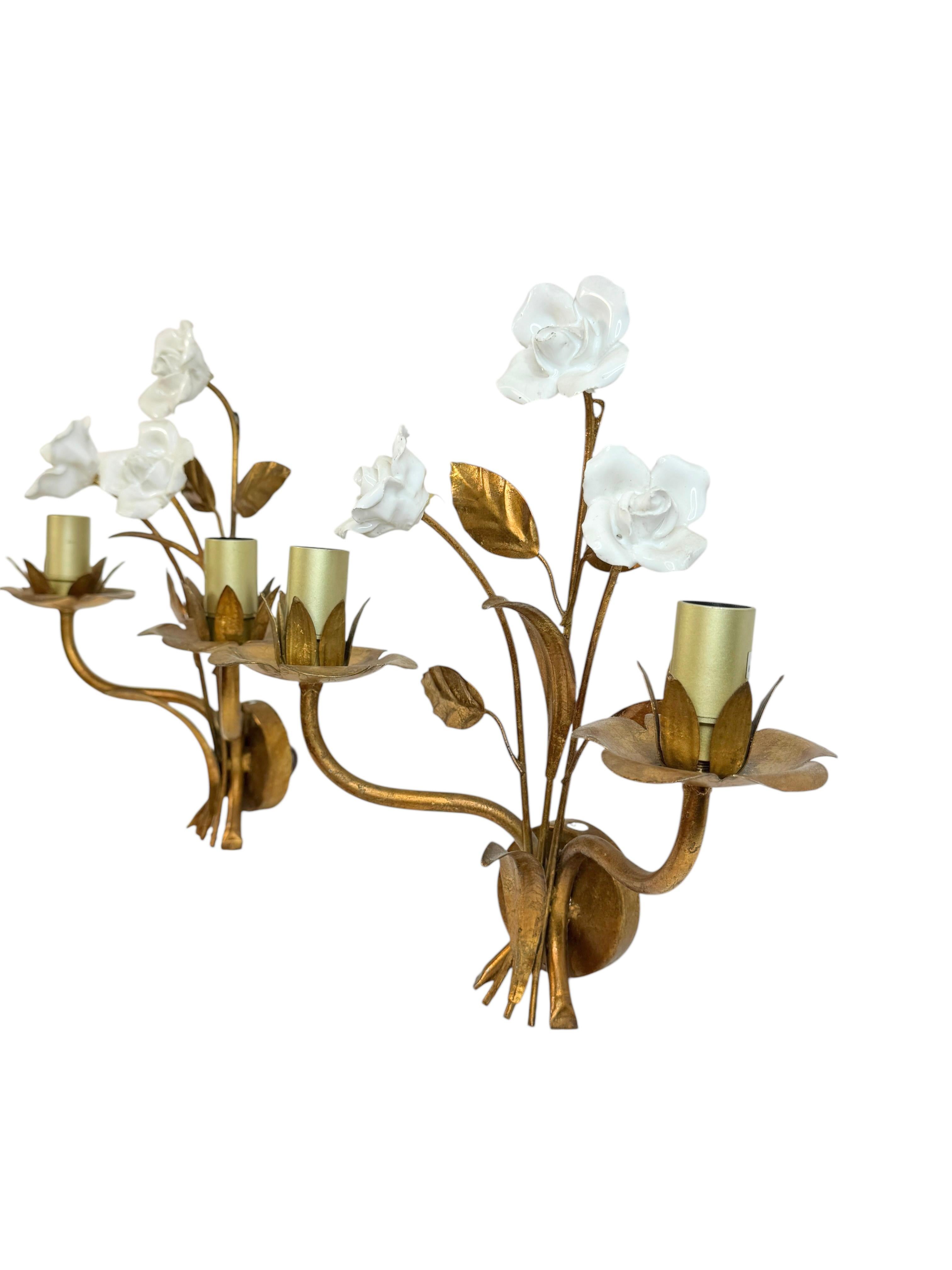 italien Paire d'appliques à deux lumières en métal doré, Roses en céramique, Italie des années 1960 en vente