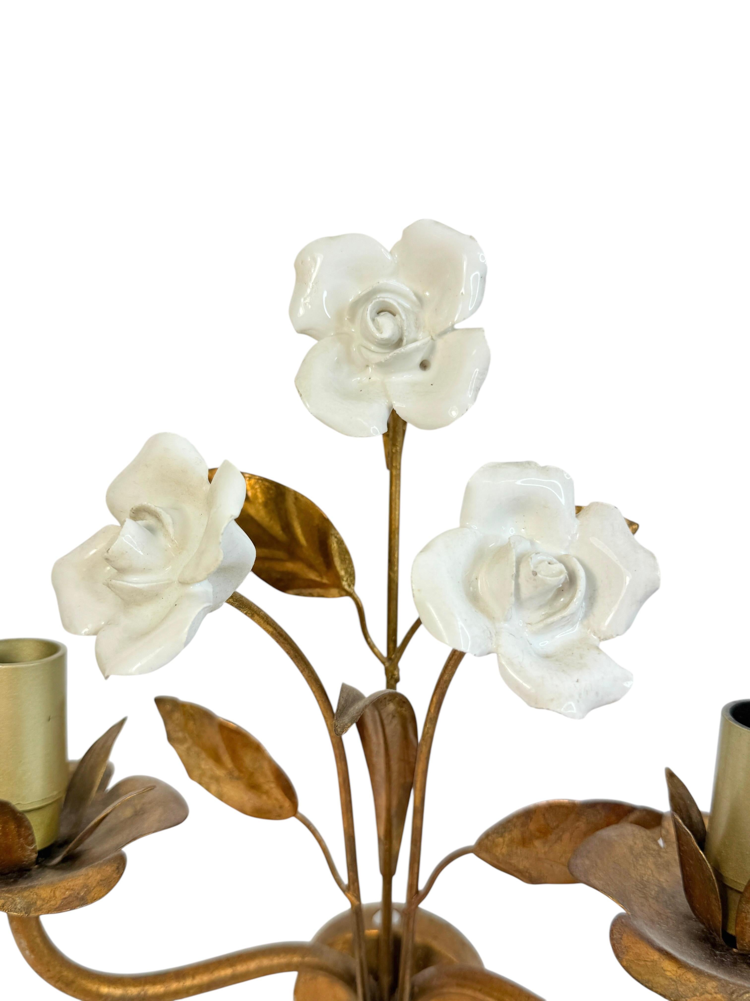 Vernissé Paire d'appliques à deux lumières en métal doré, Roses en céramique, Italie des années 1960 en vente