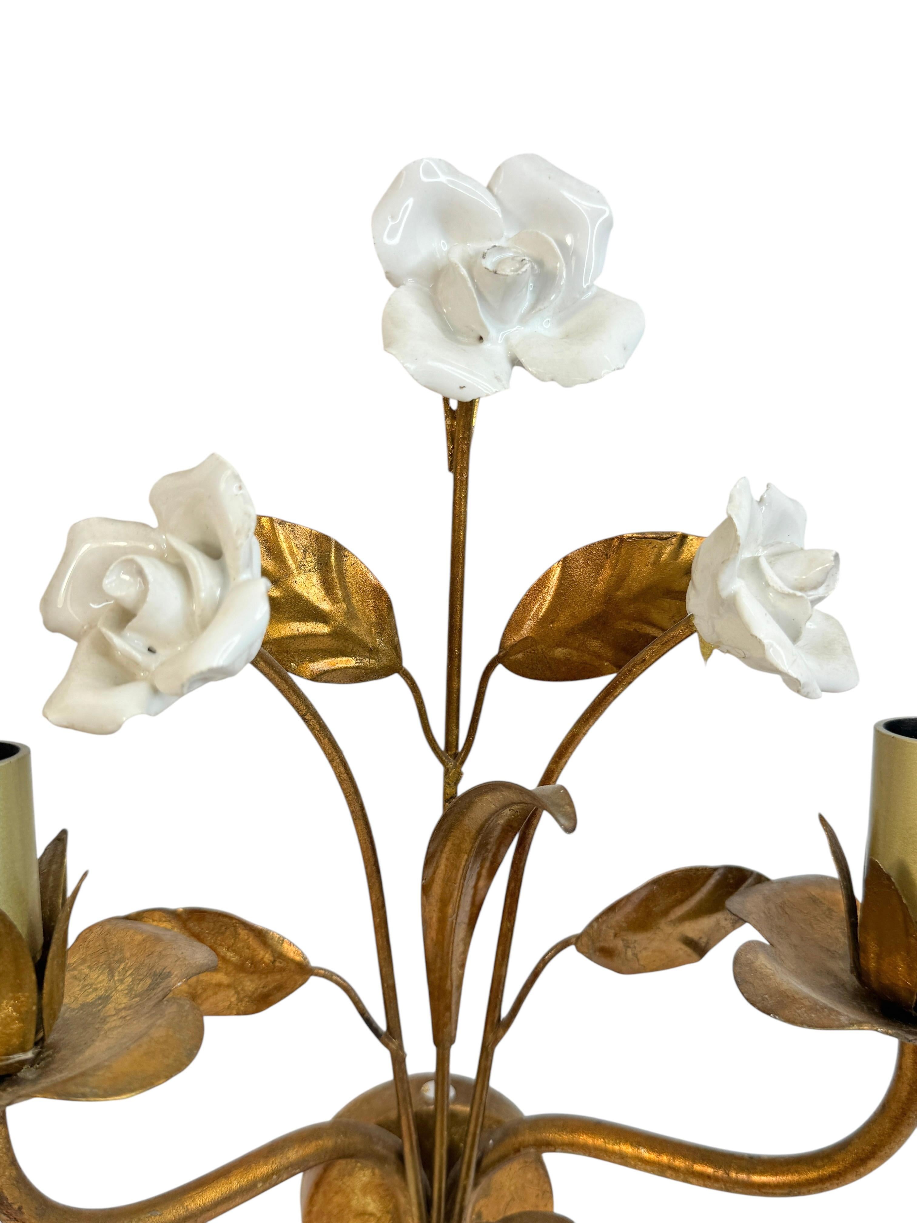 Paire d'appliques à deux lumières en métal doré, Roses en céramique, Italie des années 1960 Bon état - En vente à Nuernberg, DE