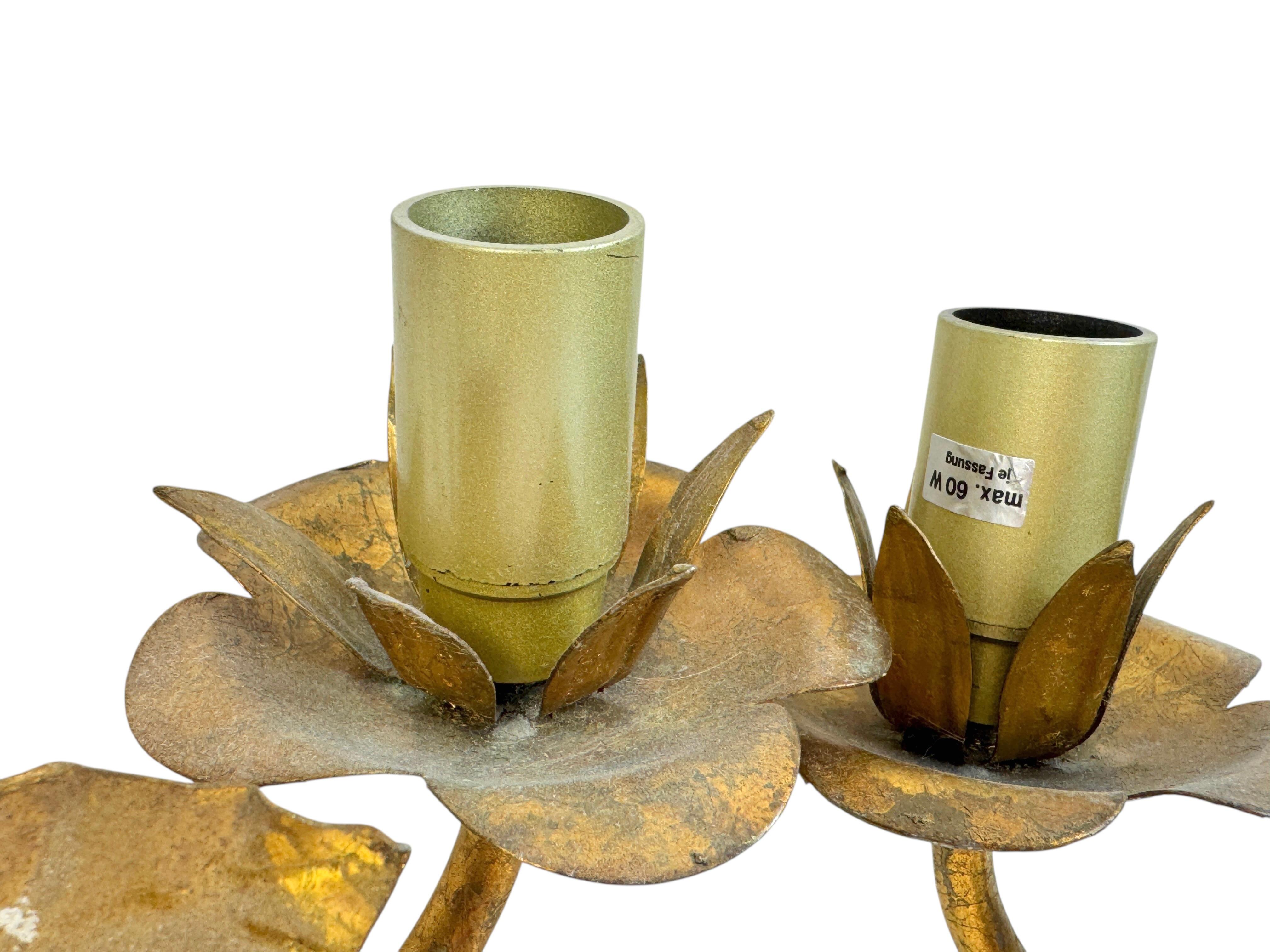 Milieu du XXe siècle Paire d'appliques à deux lumières en métal doré, Roses en céramique, Italie des années 1960 en vente