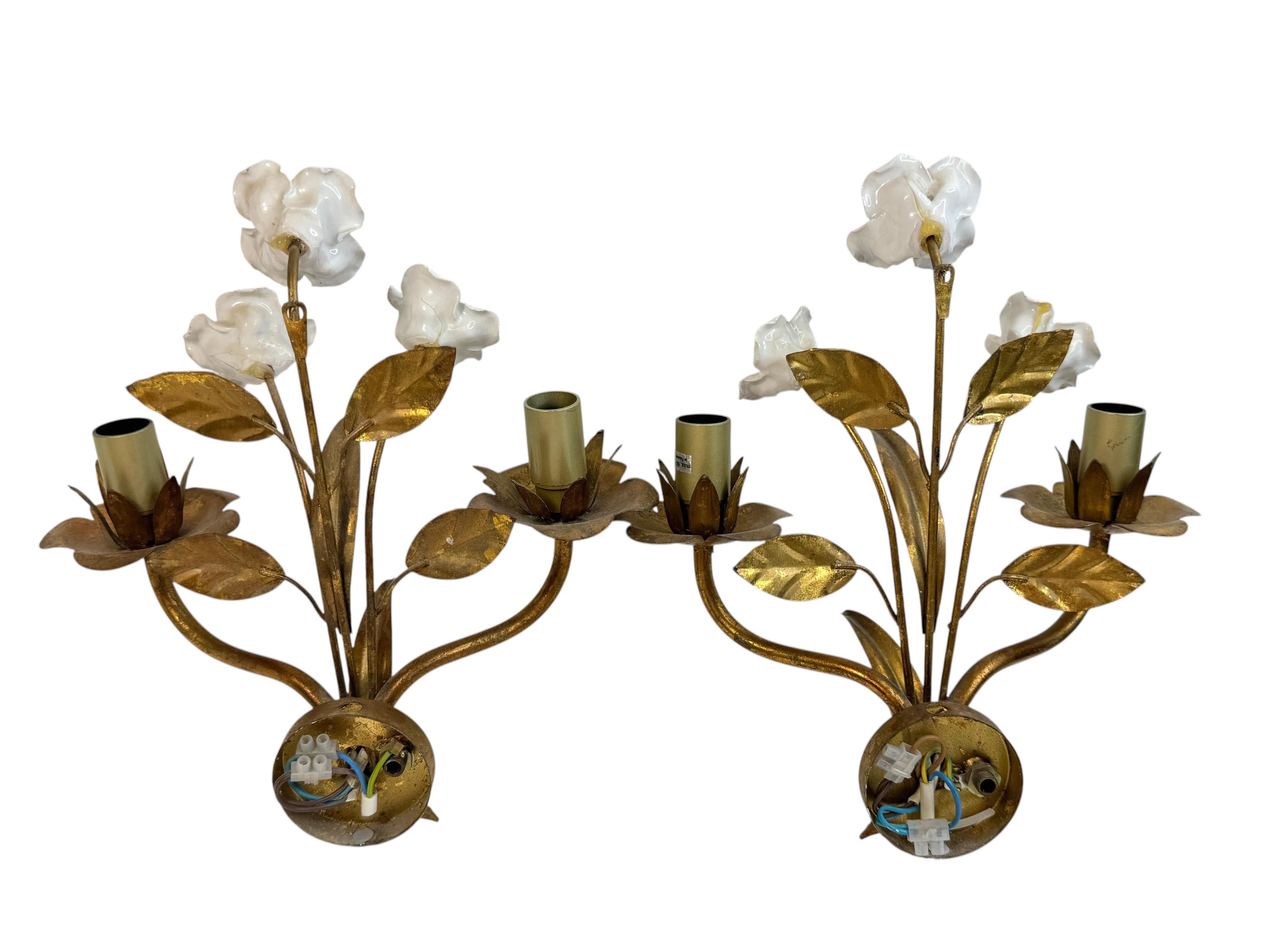 Terre cuite Paire d'appliques à deux lumières en métal doré, Roses en céramique, Italie des années 1960 en vente