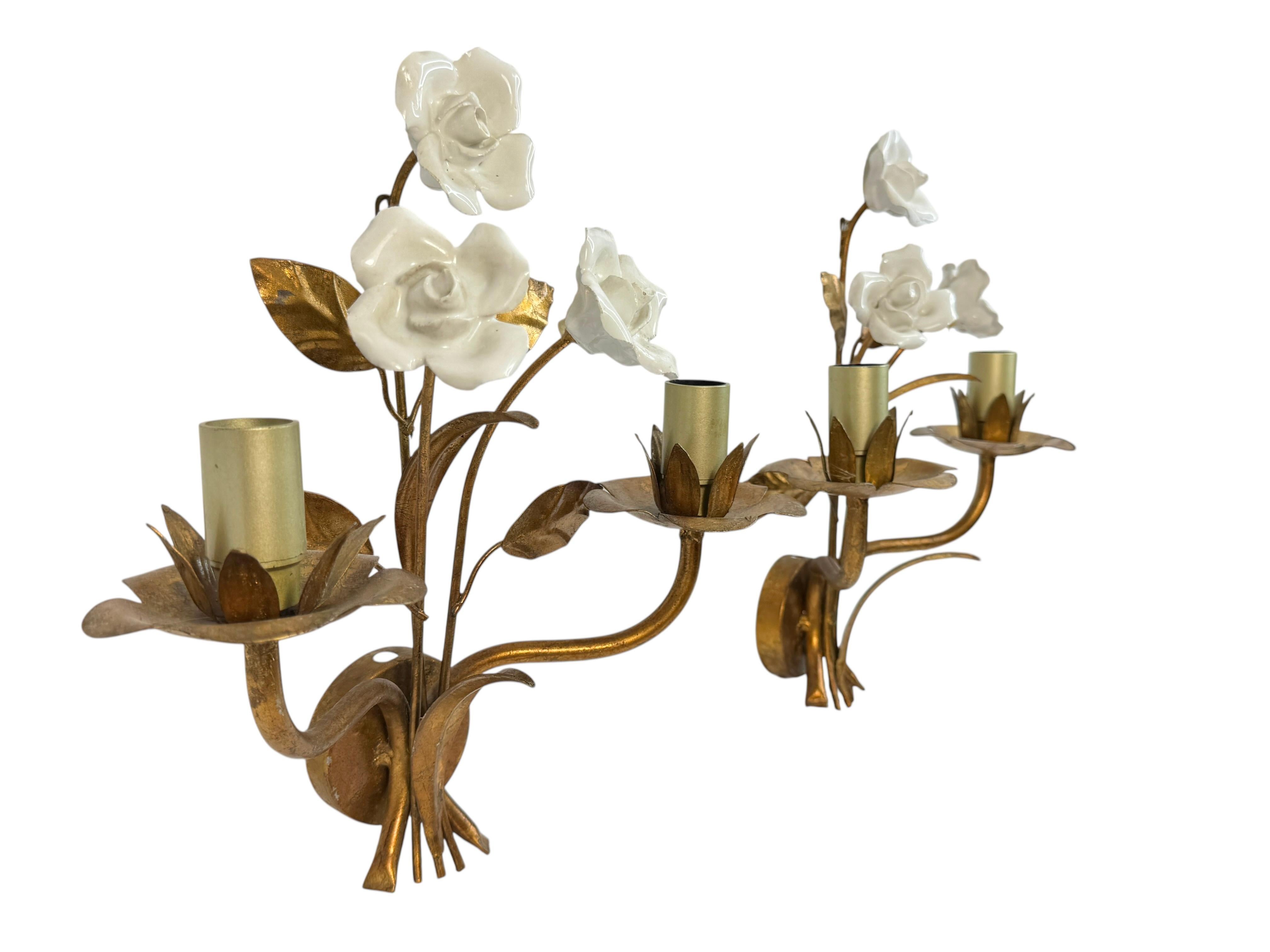 Paire d'appliques à deux lumières en métal doré, Roses en céramique, Italie des années 1960 en vente 1