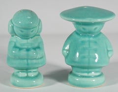 Paire de salières et poivrières en céramique asiatique Garçon Fille Glaçure céladon