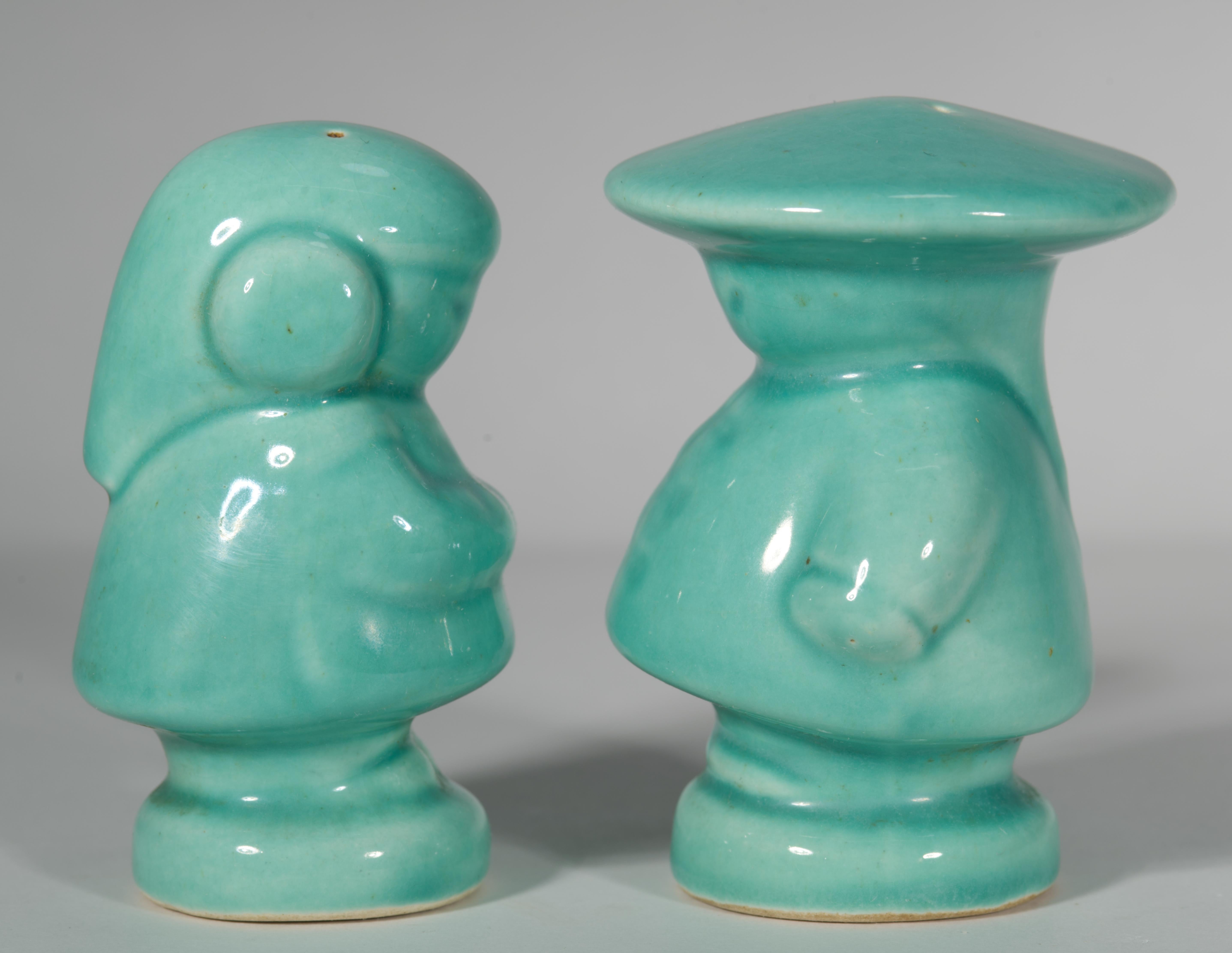Paar keramische Salz- und Pfefferstreuer Asiatischer Junge Mädchen Celadon-Glasur (Chinoiserie) im Angebot