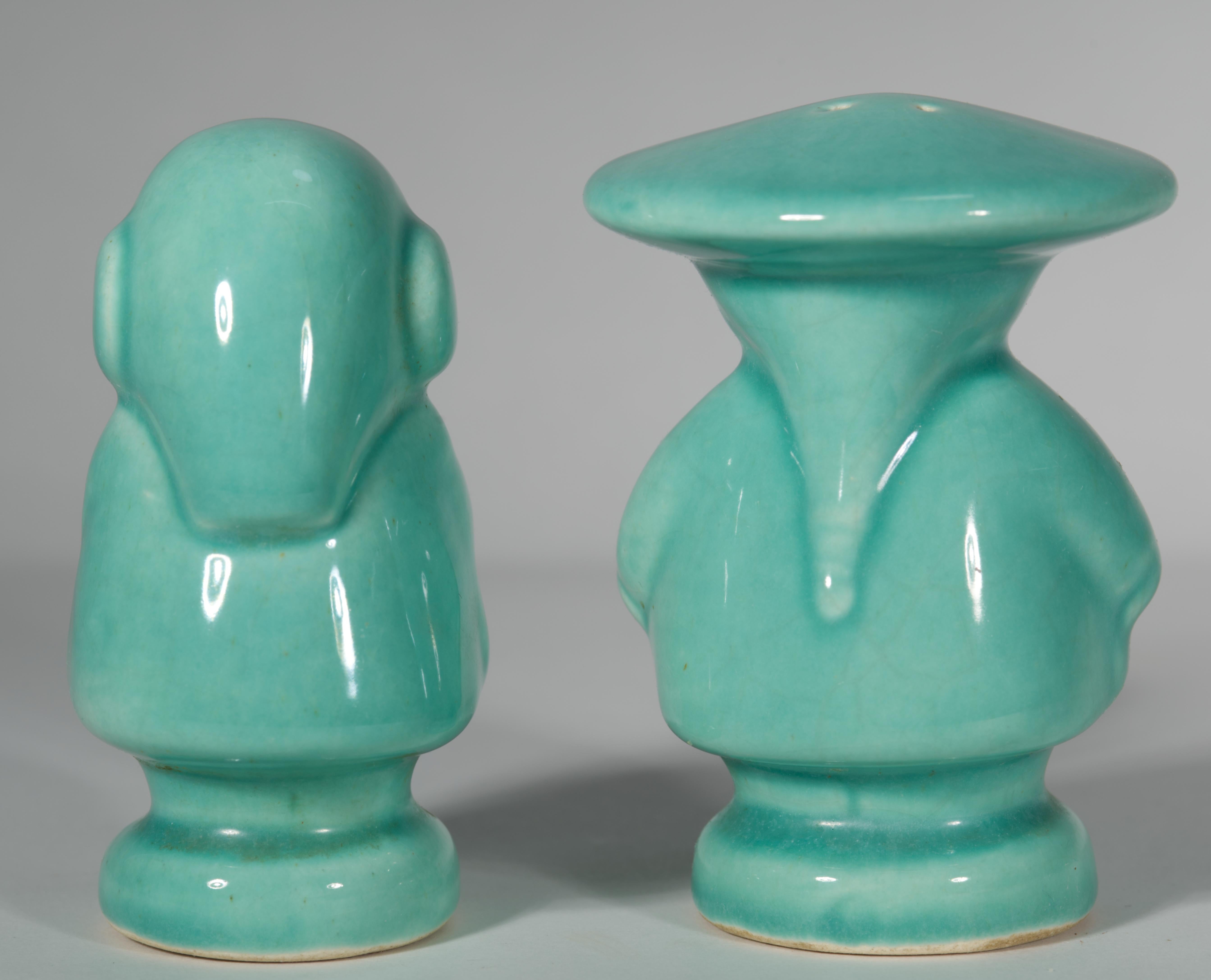 Paar keramische Salz- und Pfefferstreuer Asiatischer Junge Mädchen Celadon-Glasur (amerikanisch) im Angebot