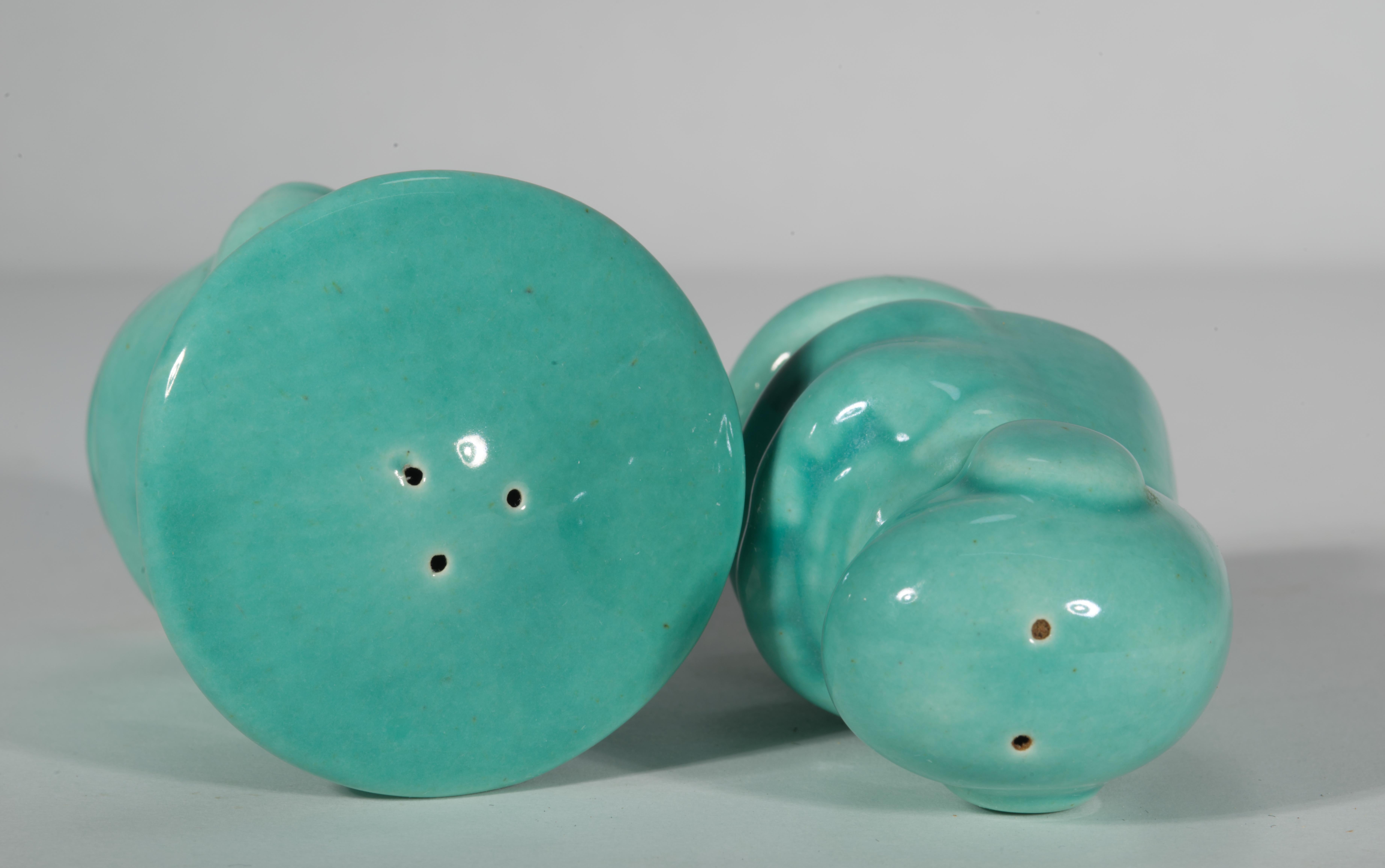 Paar keramische Salz- und Pfefferstreuer Asiatischer Junge Mädchen Celadon-Glasur im Zustand „Gut“ im Angebot in Clifton Springs, NY